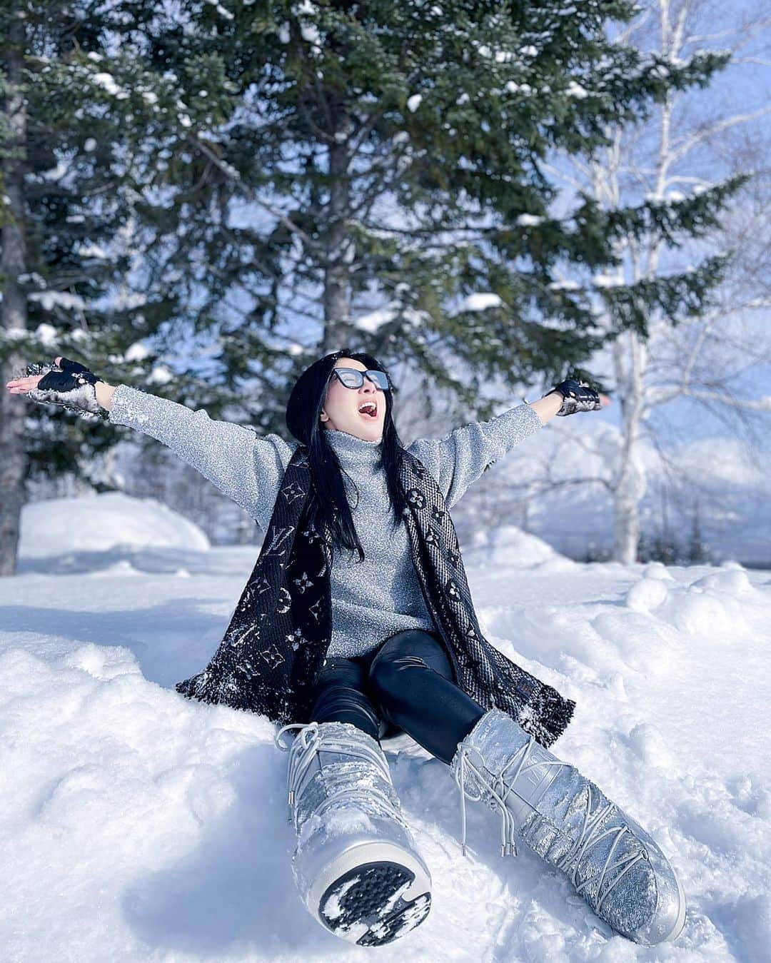 Syahriniさんのインスタグラム写真 - (SyahriniInstagram)「• Happy Wifeeeyyy, ...  Alhamdulillah !  _________________ 𝓢𝓨𝓡 ________________  #PrincesSyahrini #Winter_January2021 #WinterWonderland」1月29日 17時21分 - princessyahrini