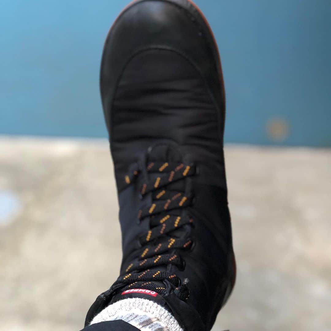 駿河太郎さんのインスタグラム写真 - (駿河太郎Instagram)「最近のお気に入りの靴　  @camper_japan の　 『Peu Pista 』 ■Gore-texとタイヤメーカーであるミシュランのラバーソールを備えた機能性抜群のアウトドアテイストのシューズ■  カンペールって履き心地はいいけど、可愛いらしいってイメージやったけど、モノによってはこういう靴も出てて、最近僕の中で流行ってます（笑）  履き心地もめちゃくちゃええし、ジップも付いてるので脱ぎ履きもめちゃくちゃ楽ちん☺️  4枚目からのサイドゴアのシューズもゲットするかめちゃくちゃ悩み中…😭  モデル名は 『Pop Trading Company』  ■スケートブランド、ポップトレーディングカンパニーとの2シーズン目のコラボレーションモデル  めちゃくちゃカッコ良くない⁉️  皆さん 最近お気に入りの靴メーカー有れば教えてください🥺」1月29日 17時22分 - tarosleepydog