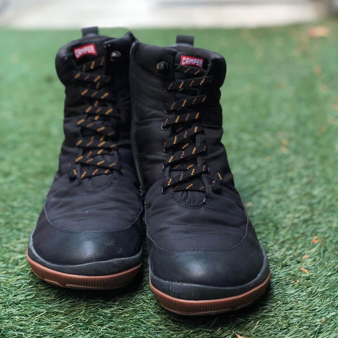駿河太郎のインスタグラム：「最近のお気に入りの靴　  @camper_japan の　 『Peu Pista 』 ■Gore-texとタイヤメーカーであるミシュランのラバーソールを備えた機能性抜群のアウトドアテイストのシューズ■  カンペールって履き心地はいいけど、可愛いらしいってイメージやったけど、モノによってはこういう靴も出てて、最近僕の中で流行ってます（笑）  履き心地もめちゃくちゃええし、ジップも付いてるので脱ぎ履きもめちゃくちゃ楽ちん☺️  4枚目からのサイドゴアのシューズもゲットするかめちゃくちゃ悩み中…😭  モデル名は 『Pop Trading Company』  ■スケートブランド、ポップトレーディングカンパニーとの2シーズン目のコラボレーションモデル  めちゃくちゃカッコ良くない⁉️  皆さん 最近お気に入りの靴メーカー有れば教えてください🥺」