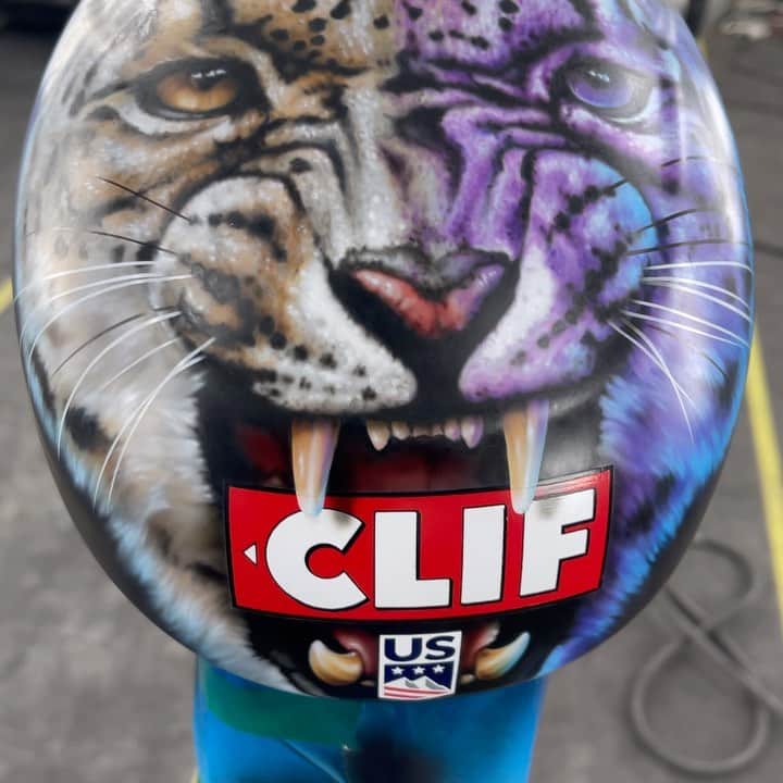 ウエストコーストチョッパーズのインスタグラム：「Go check out @houseofkolor_  Instagram for a full step by step of Darren from the shop painting this Badass helmet for @usskiteam Downhill skier @bellswright   Also Also make sure you go like the post and comment for a chance to win a @houseofkolor_ Shimerin 2 paint bank!  That’s a Huge prize!  Don’t dilly dally the contest ends Monday Feb 1st at midnight.  #jessejames」