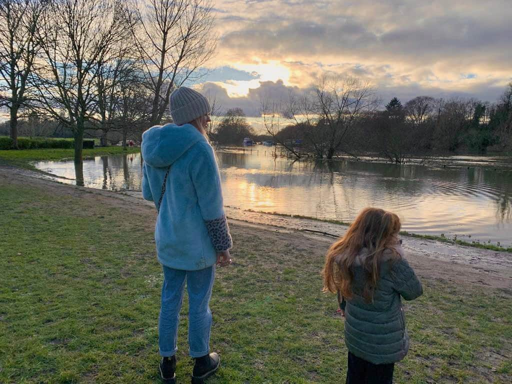 ファーン・コットンさんのインスタグラム写真 - (ファーン・コットンInstagram)「The river flooding = the most exciting thing to happen locally in weeks (bar last weekends snow!)  It’s funny how during lockdown, and especially this lockdown which is much tougher than the previous, the stuff I would have classed as average or even boring have become massive moments in our day. Rex is obsessed with water so his day was totally made. #thesmallthings #keepingitsimple」1月30日 4時14分 - fearnecotton