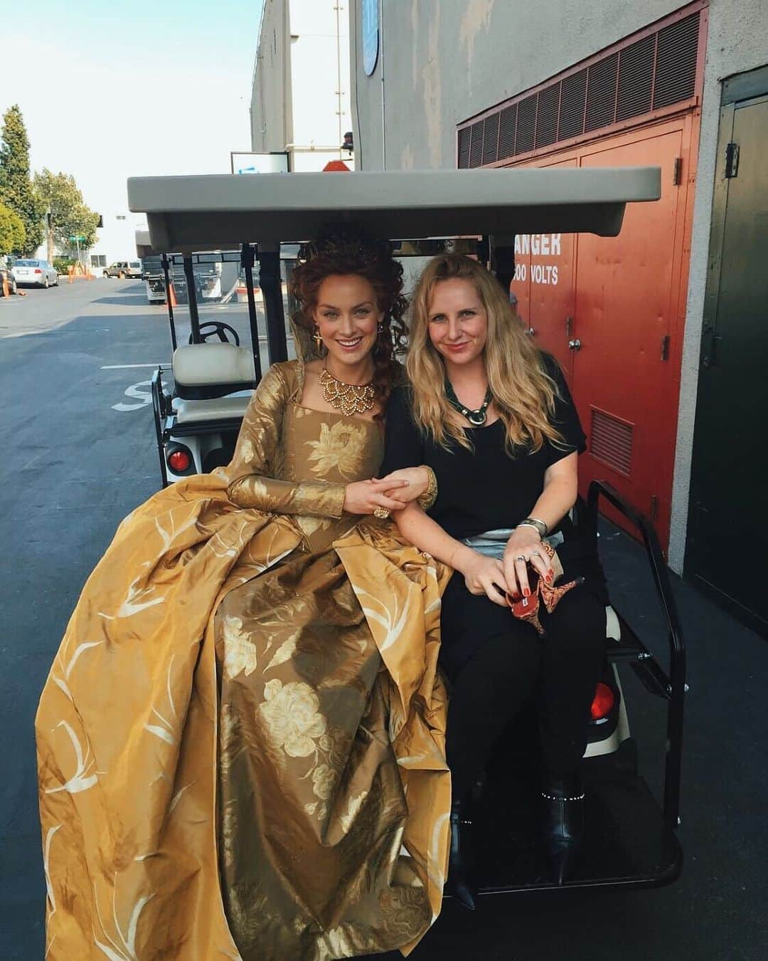 レイチェル・スカーステンのインスタグラム：「To complete the trifecta of favorite shows, @cw_reign. Plus this one comes complete with the brilliant @meredith_costumes on my very first photo shoot as Queen Elizabeth 👑」