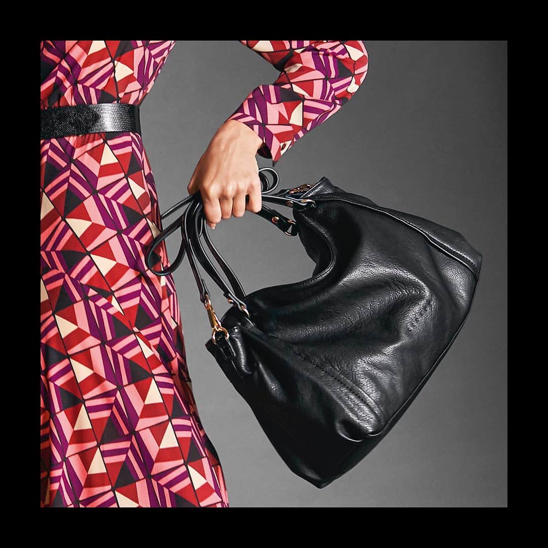 シスレーのインスタグラム：「EVERYBODY WANTS THEM:  the most-loved items from #FW20. #sisley #sisleyfashion #woman」