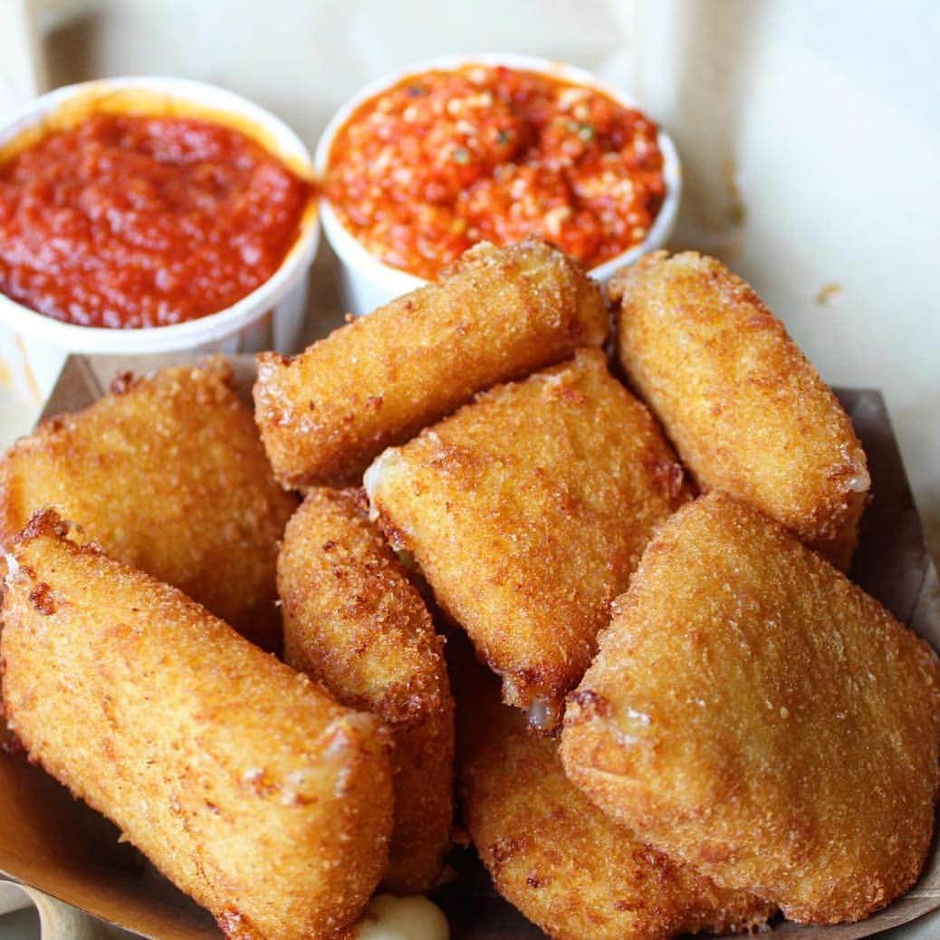 Cesar Gonzalez Cocineroのインスタグラム：「Qué opinan de estas Mozzarellas Fritas? 🔥 Esta receta está Imperdible...  Ingredientes: 500 g de Queso Mozzarella Pan rallado Huevo Aceite vegetal (yo usé de Oliva)  Preparación: -Corta el Queso Mozzarella en cuadritos de 2x2cm como mínimo.  -Luego, deja enfriar en la nevera por 1 hora para poder trabajarlos y que no se nos derritan. -Una vez listos, retira de la nevera y empaniza cada trozo de Queso Mozzarella pasándolo por Huevo y Pan rallado. -Fríe las Mozzarellas en abundante Aceite caliente y retira del fuego cuando estén listas.  Por favor pruebenlas con Salsa de Tómate Natural 😁.  Espero que se animen a prepararlas y mencionarme en sus historias, por acá estaré esperando sus resultados. Feliz fin de semana, mi gente 😁.」