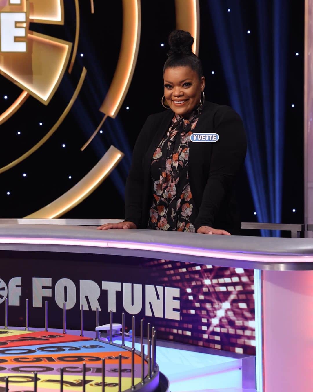 アメリカン・ブロードキャスティング・カンパニーのインスタグラム：「What a fun time with @yvettenicolebrown, @mariamenounos and @constancezimmer! Catch up on their #CelebrityWheelOfFortune run any time, on demand and on Hulu.」