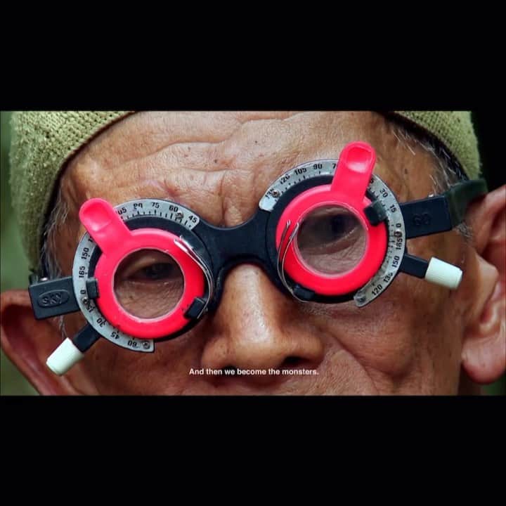 リリー・コールのインスタグラム：「Joshua Oppenheimer on the need for compassion. He is a wonderful thinker and filmmaker (if you haven’t seen The Act of Killing or The Look of Silence I encourage you to).   Want to hear more from him? You can see more of our discussion on filmmaking at lilycole.com/balls ~ and the rest of our conversation on climate change and cognitive dissonance in the last episode of my podcast Who Cares Wins (“How much should we care?”)」