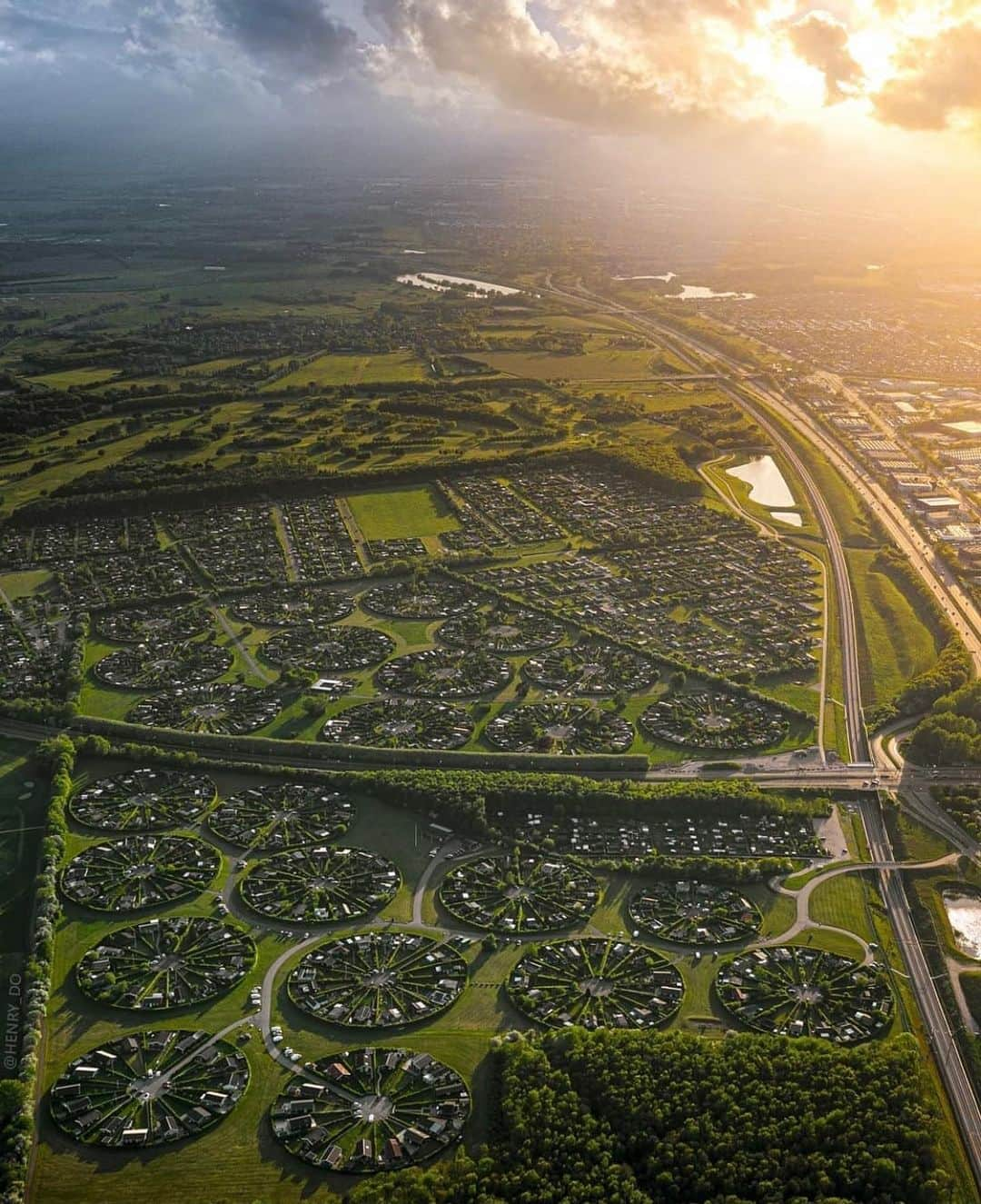 Earth Picsさんのインスタグラム写真 - (Earth PicsInstagram)「Copenhagen, Denmark 🇩🇰 These alien looking subdivisions are known as the “Colony Gardens”. Local residents can rent out the lots if they are looking to grow their own gardens from the months of April-October 🪴 How incredible is that? Photos by @henry_do」1月30日 2時57分 - earthpix