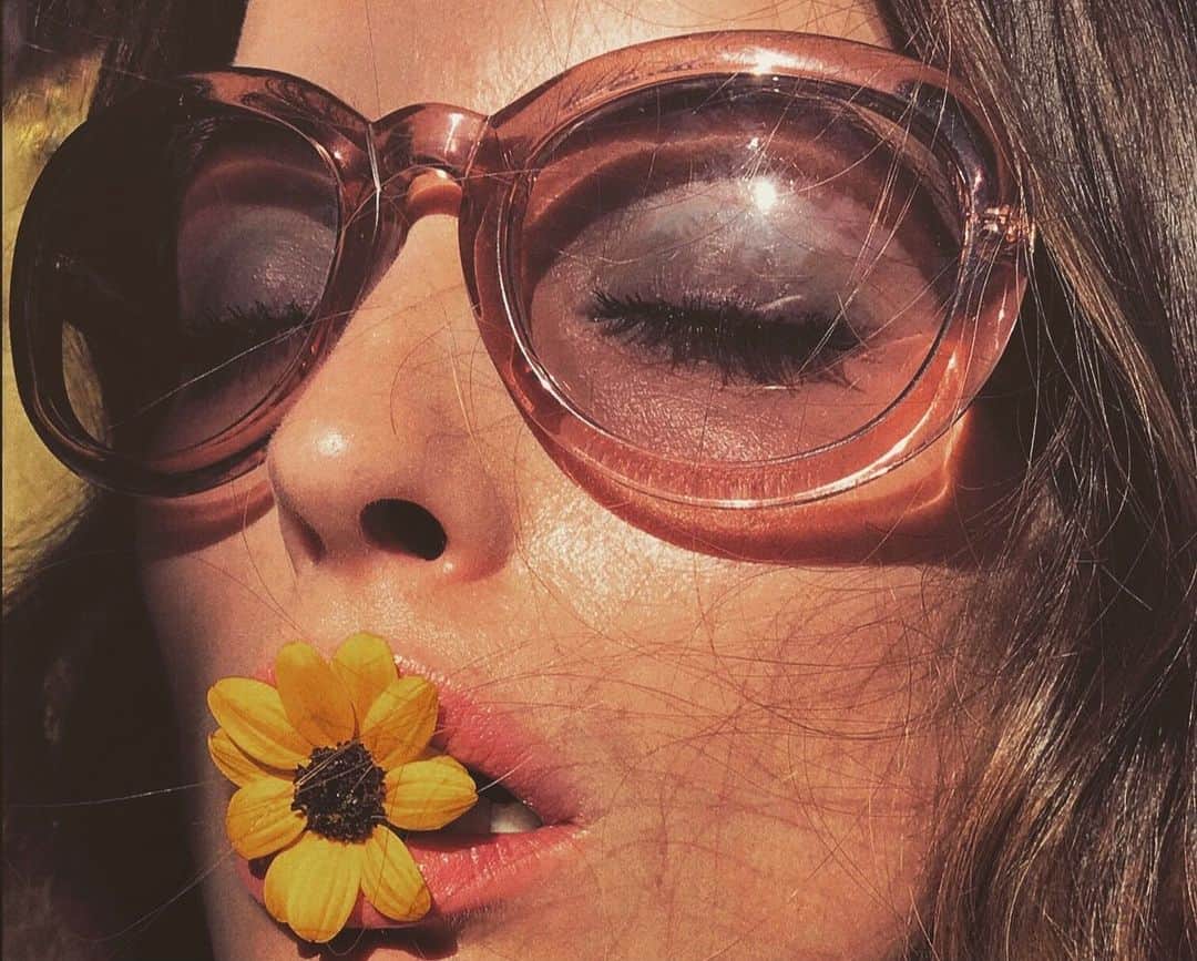 フラヴィア・ルチーニのインスタグラム：「Always eating fl🌼wers」