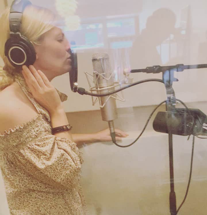 ベス・ベアーズのインスタグラム：「Next week... Something big is coming... Beth Behrs and @brotherskoren .... Subscribe to @harmonicspodcast at link in my bio to find out more... 🙏🏻😭💛🥰  @thebluegrasssituation  @amyrjacobs  @chrisjacobsisawesome」