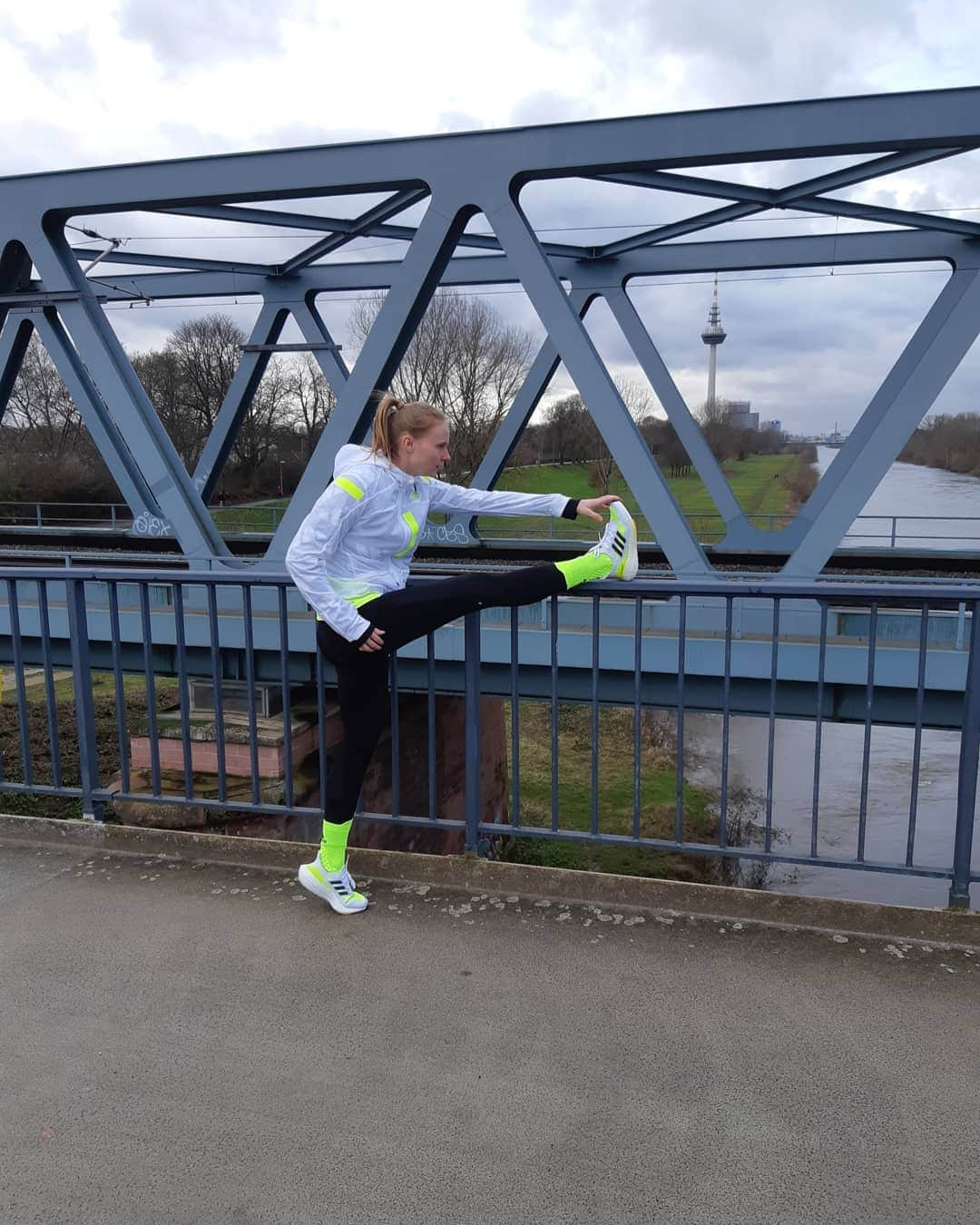 Jessica-Bianca WESSOLLYのインスタグラム：「LIFE ON HI ENERGY! ⚡  Mit den neuen #ultraboost21 hast du noch mehr Energie bei jedem Schritt!   #createdwithadidas #ultraboost21 @adidas_de @adidasrunning」