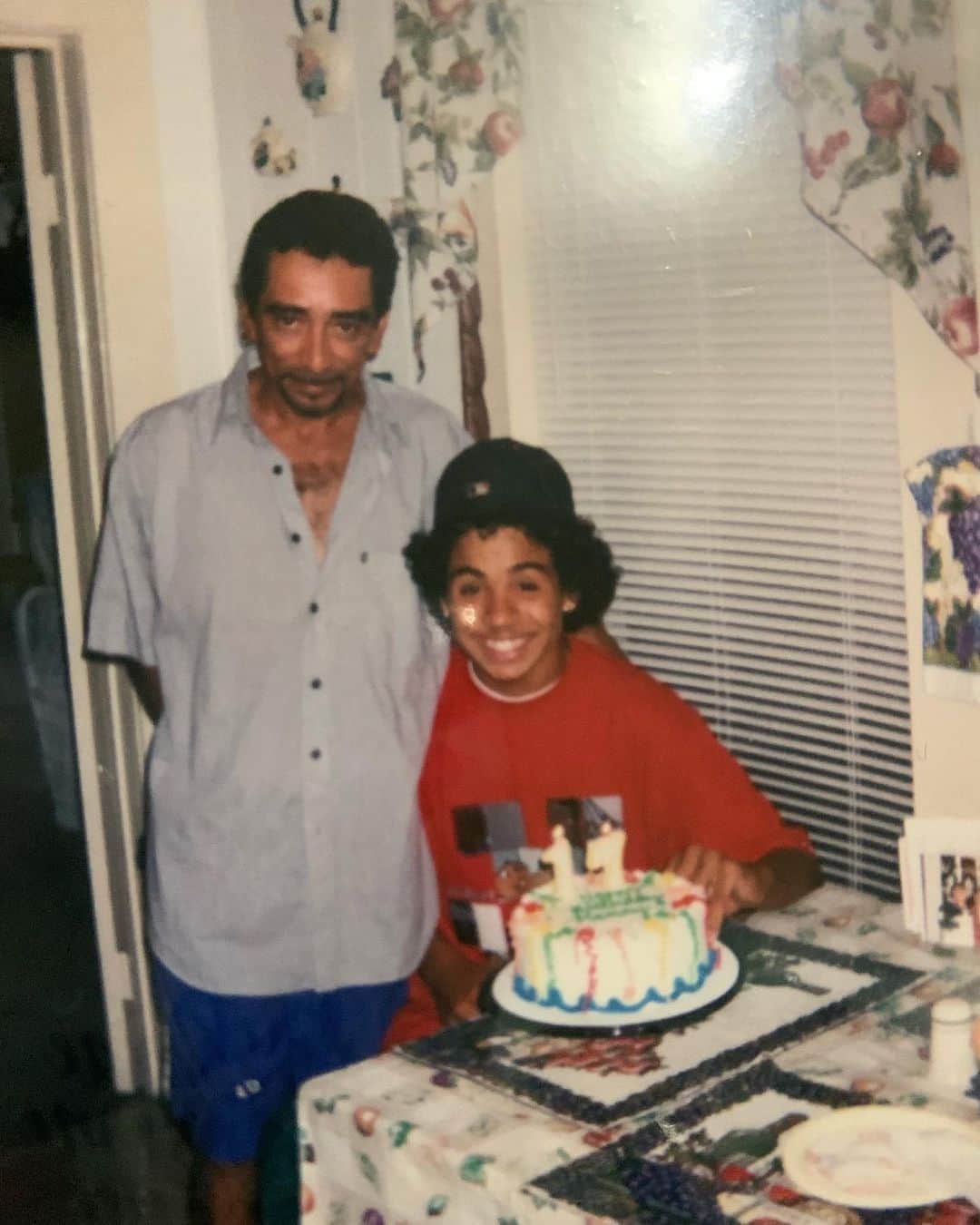 マニー・サンティアゴのインスタグラム：「17 FOREVER, Never grow up 🧚🏽‍♂️」