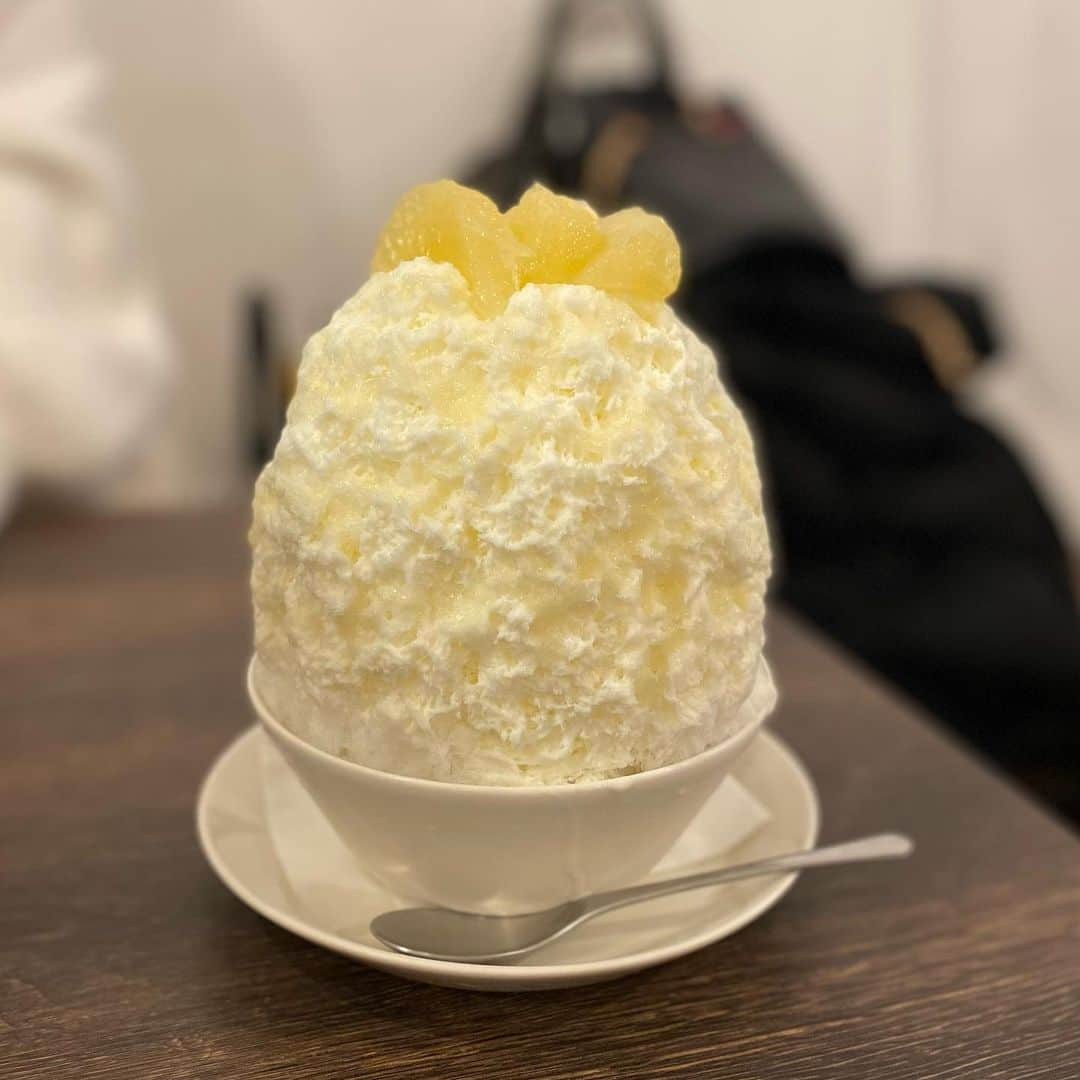 栗山夢衣のインスタグラム：「雪が降った日に氷活！🍧  nice&warmさんの メロゴールドレアチーズ  メロゴールドはグレープフルーツみたいな柑橘類の果物です🍊  メロゴールド初めて食べたんですけど めちゃめちゃ美味しかった❤️  そもそもグレープフルーツ大好きなのに 最近コンビニで100%のグレープフルーツジュース売ってなくて悲しい😢  nice&warmさん最近2〜3回連続で 並んでて入れなかったから 今回はすんなり入れて良かった💓  でもすぐ満席になっててさすがでした✨  節分のおまめのかき氷も食べたいから また行かなくちゃ！  . . #かきごおりすと #かきごーらー #かき氷修行中 #かき氷おばさん #かき氷マニア #かき氷部 #かき氷巡り #かき氷研究所 #かき氷好き #かき氷食べ歩き #かき氷食べたい #かき氷好きな人と繋がりたい #かき氷大好き」