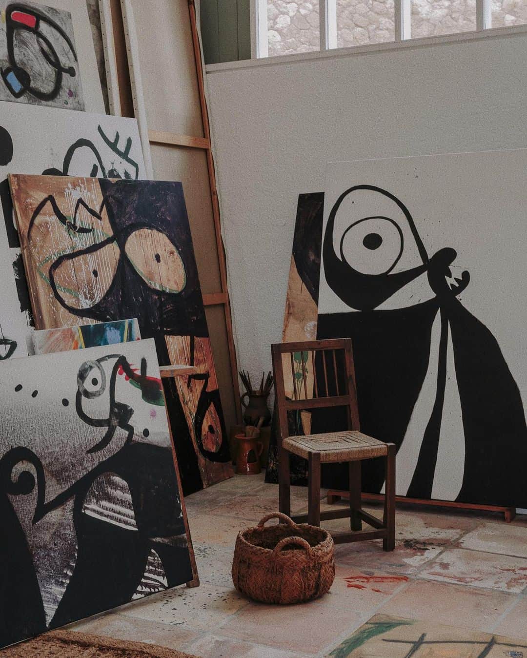 C E R E A Lさんのインスタグラム写真 - (C E R E A LInstagram)「Miró didn’t establish his Mallorca studio — a space he’d longed for his entire artistic career — until he was 64 years old. Designed in partnership with his dear friend Josep Lluís Sert, a former student of Le Corbusier, the Taller Sert is a work of art in its own right. Following 10 months of major restoration works by Fundació Miró Mallorca, it reopened to the public in late 2018.   Terracotta tiles — many adorned with Miró’s paint spatters — ground it in the earth. The roof, white with winged curves, seems to reach for the heavens. Skylights let in floods of Mediterranean light, which was so essential to his work.   A visit to Joan Miró’s Studio. From the archive, Cereal Volume 18, 2019. Read the full story via the link in bio.   📷: @_marinadenisova_ 🖊: @lkbrook  #tallersert #joanmiro」1月30日 3時11分 - cerealmag