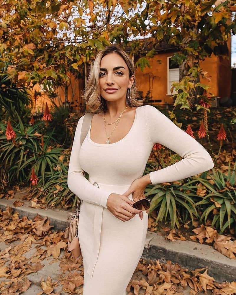 ゲスのインスタグラム：「comfort goes beyond loungewear 🤍 @oliamajd in the kym belted knit dress #LoveGUESS」