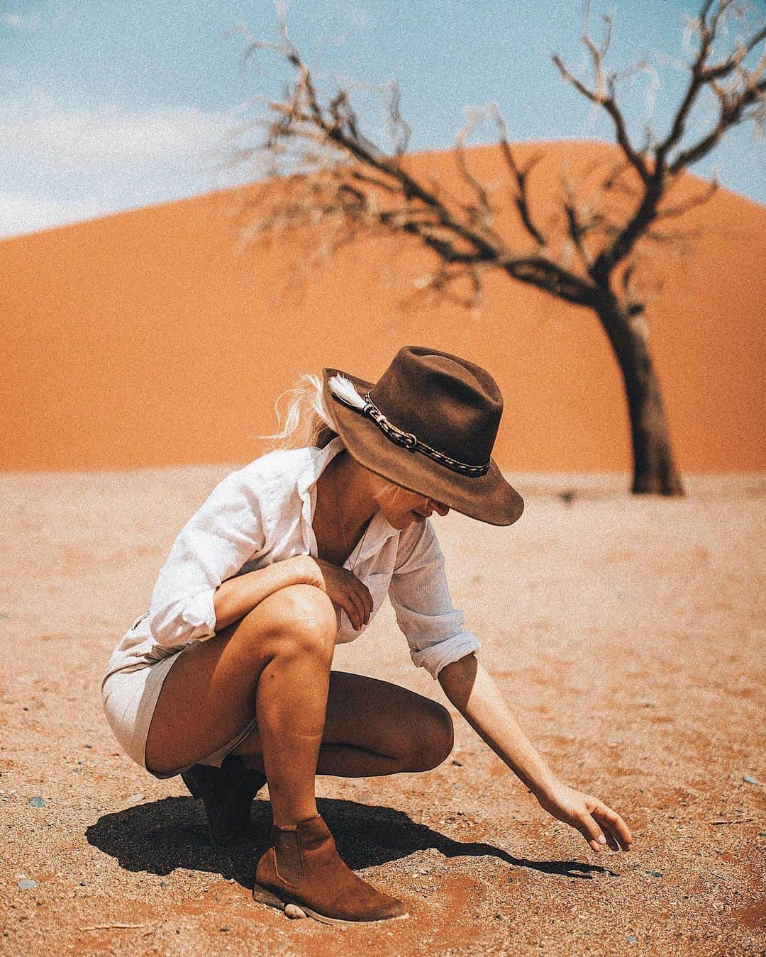 アギーさんのインスタグラム写真 - (アギーInstagram)「‘To live in the world but not be of it’. That’s the goal. The goal isn’t to lock yourself up in the desert or move to a tropical island, eating smoothie bowls (at least not for me and not for Thoreau). ::::: The goal is to nibble on solitude and nature to recharge yourself and bring the energy back to society, to contribute your talent, your light, your YOUniqueness, to be of service, to provide service for those with different set of skills. :::::: It’s easy to be a saint or feel enlightened when you’re on holidays, low key checked out from the society, from things and people that trigger you. The goal, again, is not to be a saint but face the life gracefully, truthfully and authentically:) :::::: * still I Can’t wait to be on the road again* photo by @moretti  #namibia #travel #africa #misstraveling」1月30日 3時26分 - aggie