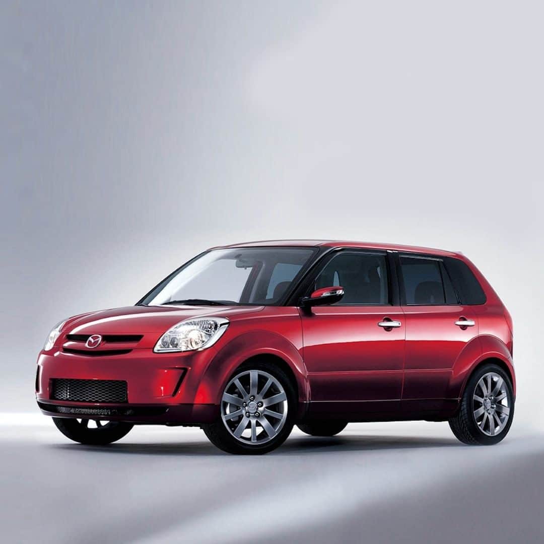MAZDA Canadaのインスタグラム：「This funky concept made its debut at the 2004 Detroit Auto Show. Featuring a four-cylinder engine, the car would signpost the way for a small city vehicle aimed at a young audience. This vehicle featured a keyless entry system in the form of a card, which held driver preferences such as favourite navigational routes and audio sources. #namethatmazda」