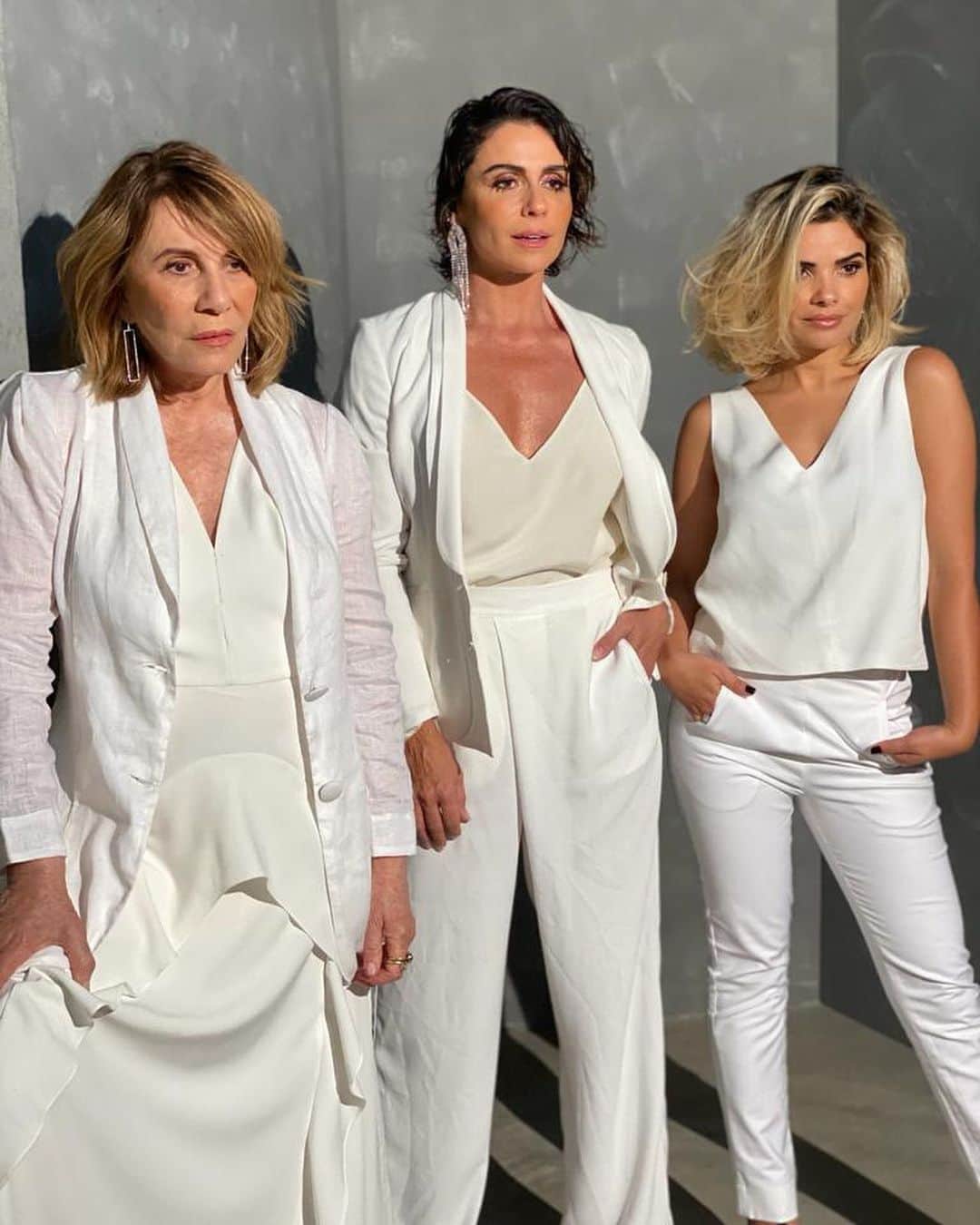 Giovanna Antonelliのインスタグラム：「Aproveitando pra relembrar esse ensaio lindo que fizemos, e contar aqui, que  dia 19 de fevereiro tem estreia, hein???? “Filhas de Eva” no @globoplay e tá imperdível, um trabalho lindo, feito com  amor e dedicação, uma super equipe pra lá de maravilhosaaaa, direção artística impecável do @leonnogueira , meus parceiros de cena ( que prazer ) @rsorrah @vanessagiacomo @danstulbach @omarcosveras @ozoriodebora #cacaamaral  Nossa história gira em torno de 3 mulheres, em fases diferentes da vida, cheias de sonhos, conflitos , desejos e em busca da liberdade.  Um drama leve com humor bem cotidiano.  Tem link no stories .... Não perde não!!!!! ⚡️⚡️」