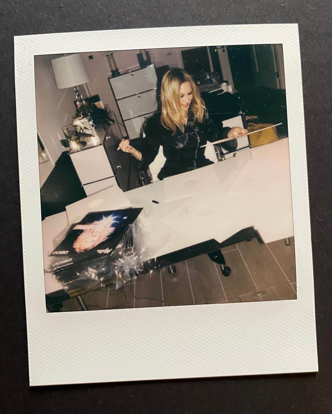 カイリー・ミノーグさんのインスタグラム写真 - (カイリー・ミノーグInstagram)「Polaroids from the signed #DISCO test pressings 💙」1月30日 3時24分 - kylieminogue