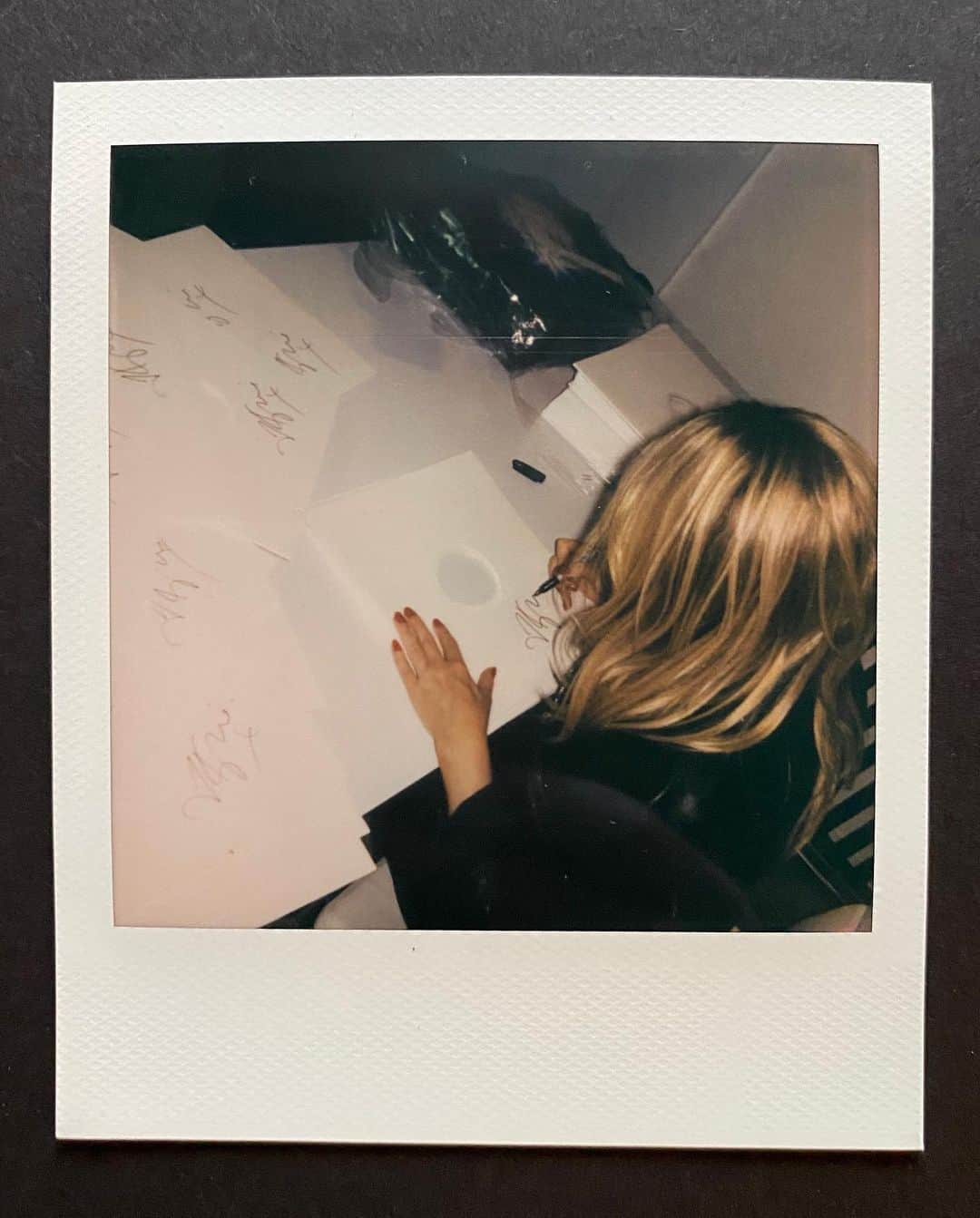 カイリー・ミノーグさんのインスタグラム写真 - (カイリー・ミノーグInstagram)「Polaroids from the signed #DISCO test pressings 💙」1月30日 3時24分 - kylieminogue