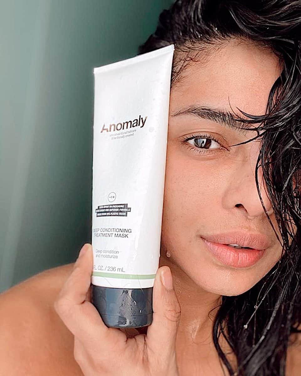 プリヤンカー・チョープラーのインスタグラム：「Great hair days = great days. Am I right? Check out my stories to learn more about the @anomalyhaircare collection and let me know what you’re most excited to try! 🤍🤍👇🏽」