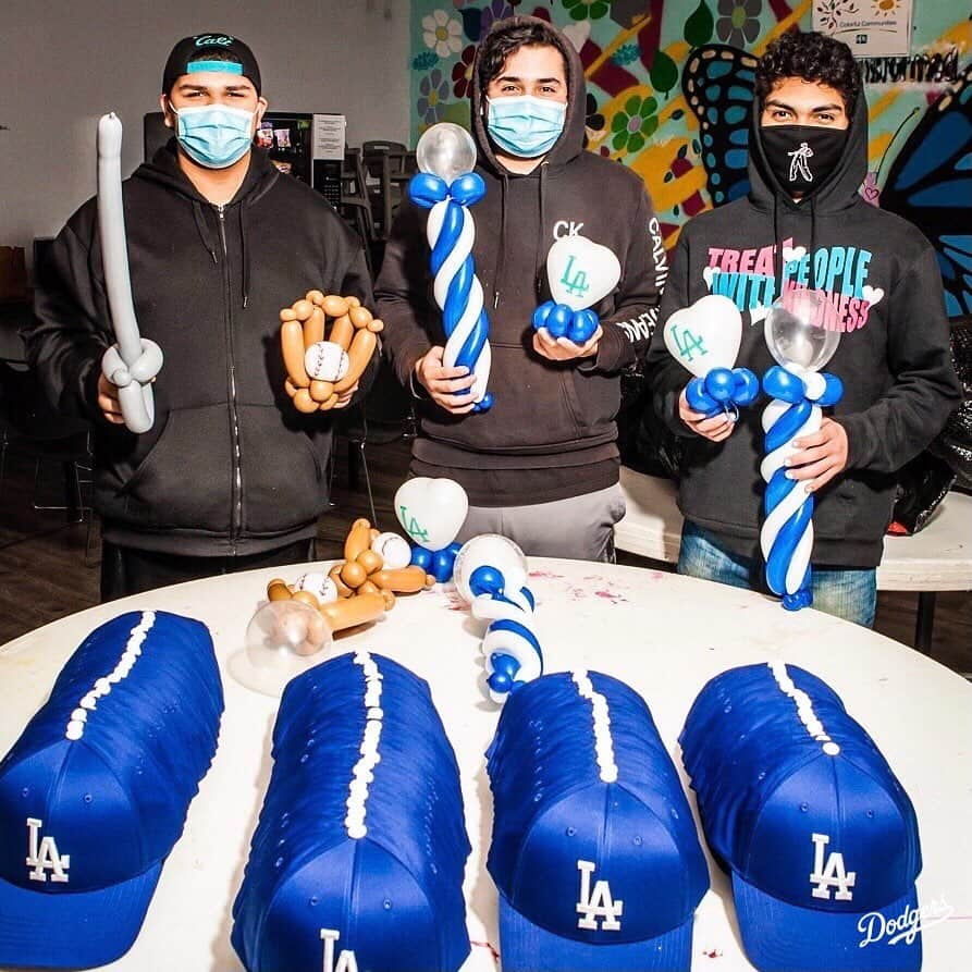 Los Angeles Dodgersさんのインスタグラム写真 - (Los Angeles DodgersInstagram)「The Dodgers hosted their third annual birthday party with @worthyoflovela last night, a non-profit organization that provides birthday parties for children experiencing homelessness. @goooose15 and @jojo_gray21 joined in the virtual fun and games and sang Happy Birthday to the kids. Thanks to @cpk for providing the pizzas!」1月30日 3時42分 - dodgers