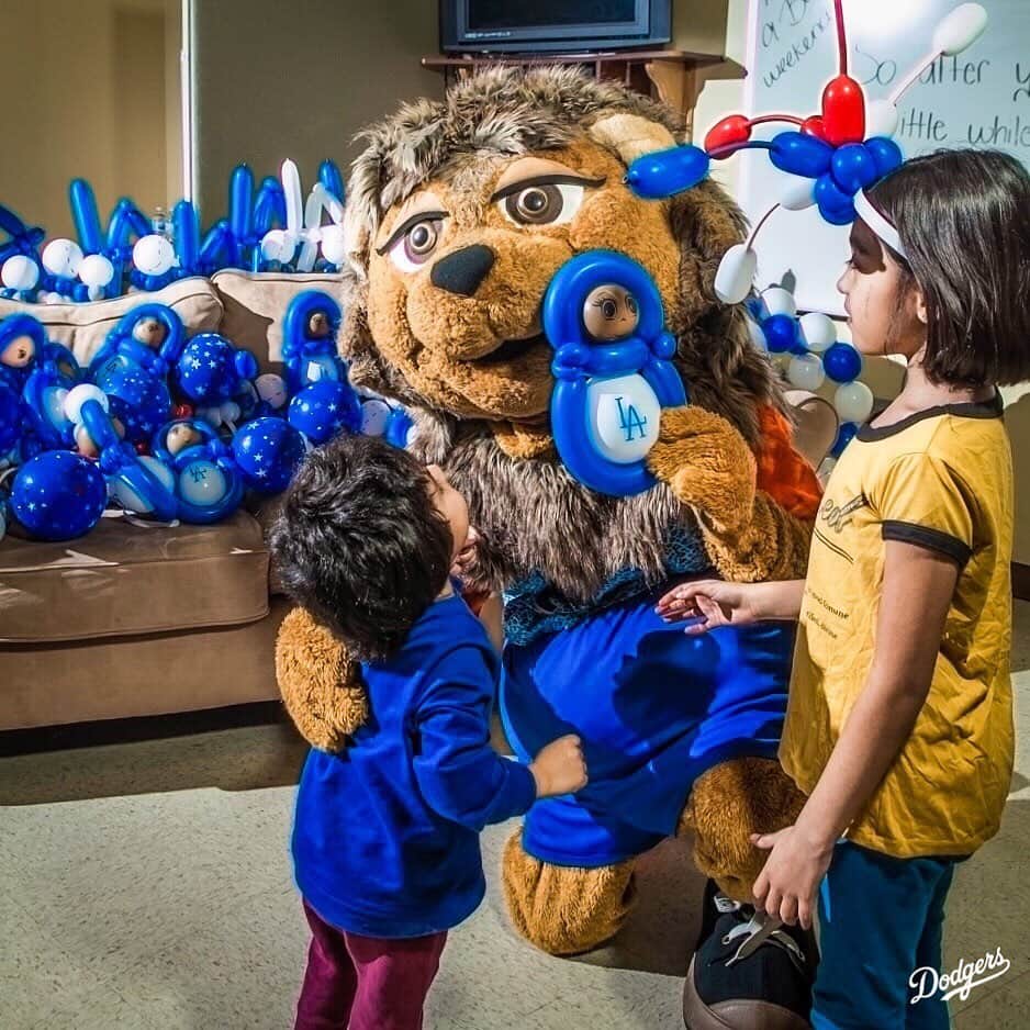 Los Angeles Dodgersさんのインスタグラム写真 - (Los Angeles DodgersInstagram)「The Dodgers hosted their third annual birthday party with @worthyoflovela last night, a non-profit organization that provides birthday parties for children experiencing homelessness. @goooose15 and @jojo_gray21 joined in the virtual fun and games and sang Happy Birthday to the kids. Thanks to @cpk for providing the pizzas!」1月30日 3時42分 - dodgers