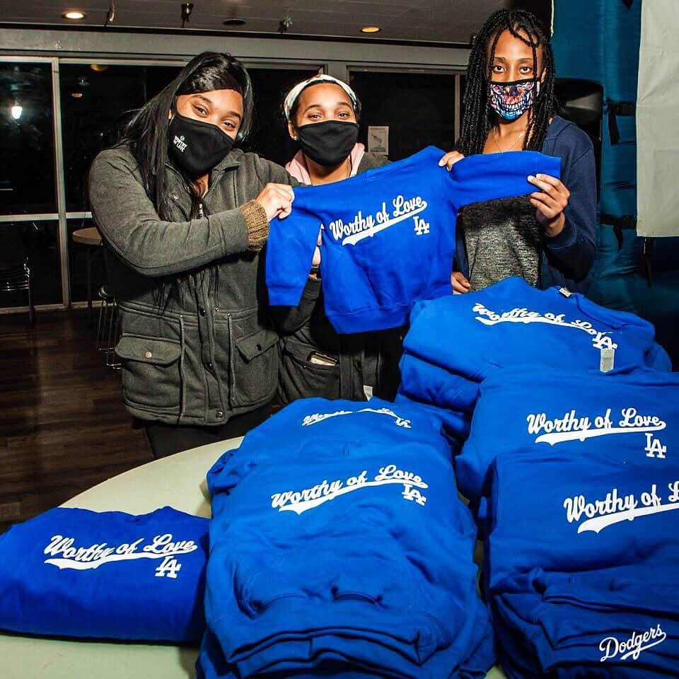 Los Angeles Dodgersさんのインスタグラム写真 - (Los Angeles DodgersInstagram)「The Dodgers hosted their third annual birthday party with @worthyoflovela last night, a non-profit organization that provides birthday parties for children experiencing homelessness. @goooose15 and @jojo_gray21 joined in the virtual fun and games and sang Happy Birthday to the kids. Thanks to @cpk for providing the pizzas!」1月30日 3時42分 - dodgers