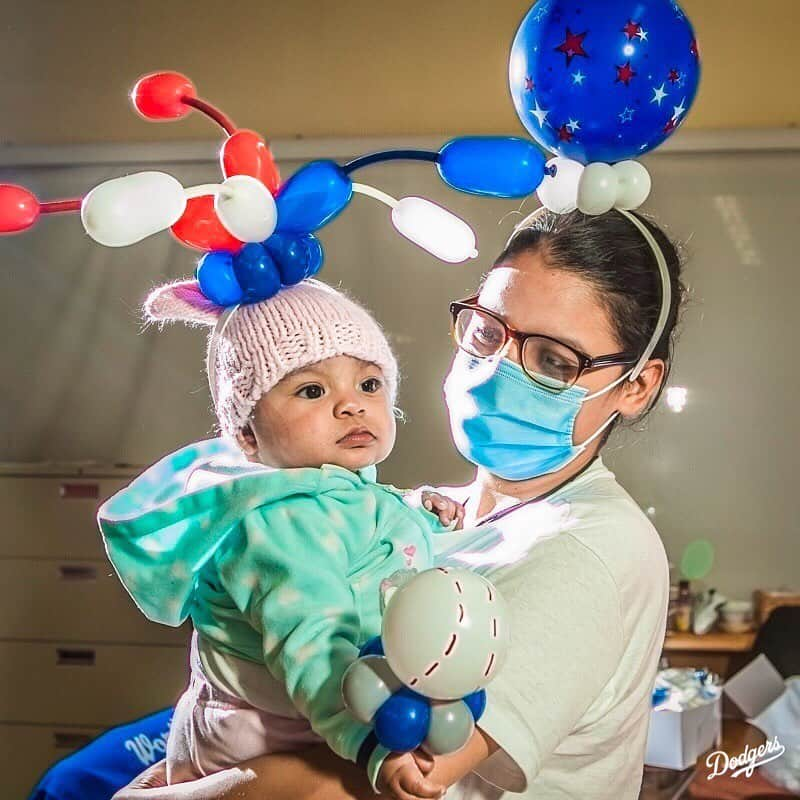 Los Angeles Dodgersさんのインスタグラム写真 - (Los Angeles DodgersInstagram)「The Dodgers hosted their third annual birthday party with @worthyoflovela last night, a non-profit organization that provides birthday parties for children experiencing homelessness. @goooose15 and @jojo_gray21 joined in the virtual fun and games and sang Happy Birthday to the kids. Thanks to @cpk for providing the pizzas!」1月30日 3時42分 - dodgers