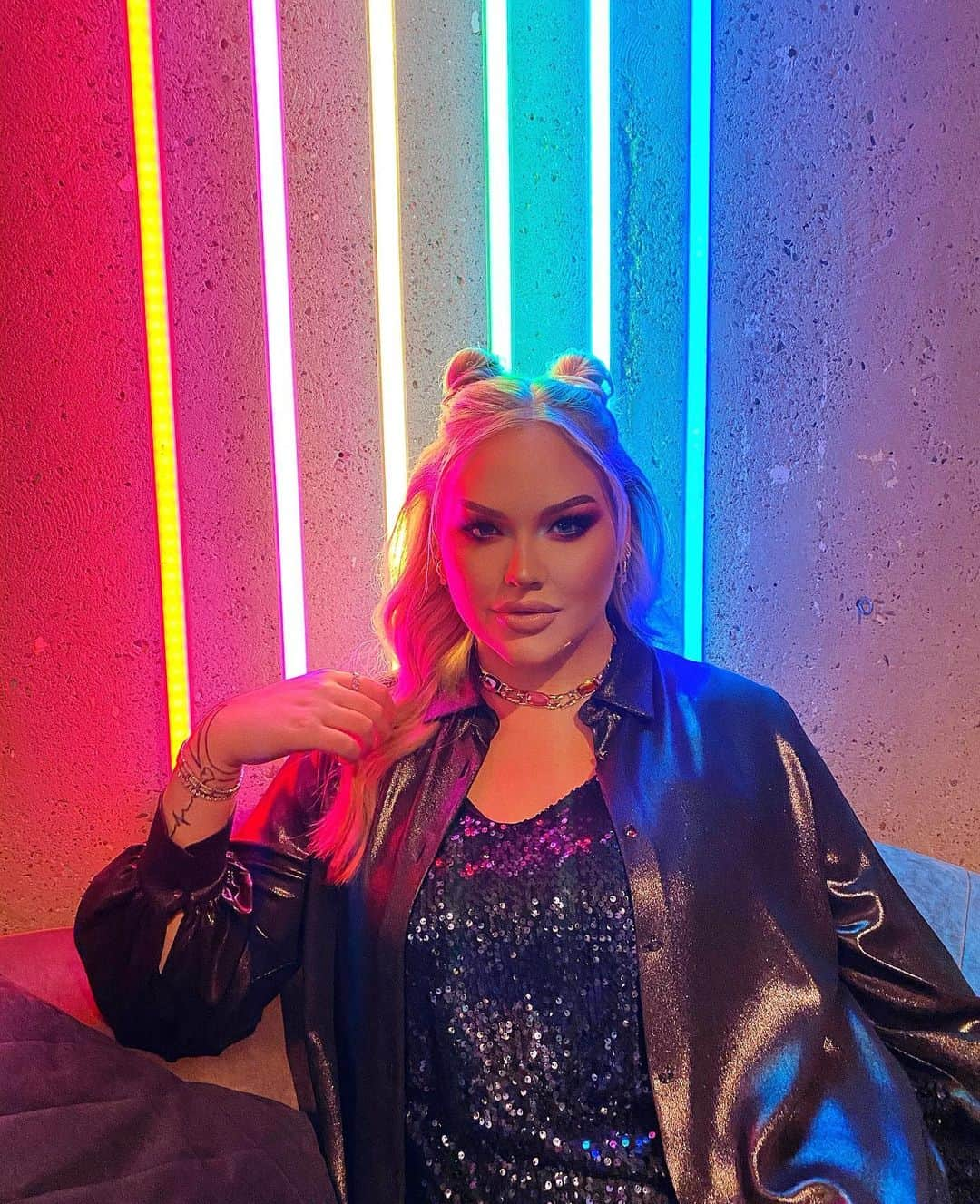 NikkieTutorialsさんのインスタグラム写真 - (NikkieTutorialsInstagram)「proud member of the rainbow family 🥰🌈✨」1月30日 3時50分 - nikkietutorials