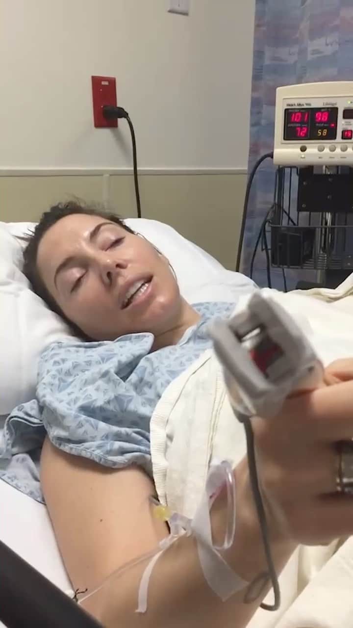 ウィットニー・カミングスのインスタグラム：「We just found a very embarrassing video of me from 2017 hopped up on Fentanyl after I had my frozen egg retrieval. 🤦🏻‍♀️」