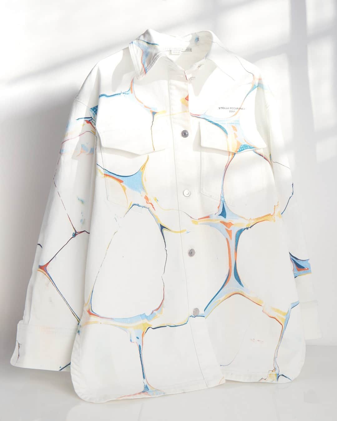 エルエヌシーシーのインスタグラム：「Stella McCartney continues to create beautiful everyday garments and accessories with an ethical responsibility at the core.  The Marble Denim Shirt is crafted from a cotton-blend fabrication in a stretch-denim weave, featuring an all-over unique marble motif. @stellamccartney」