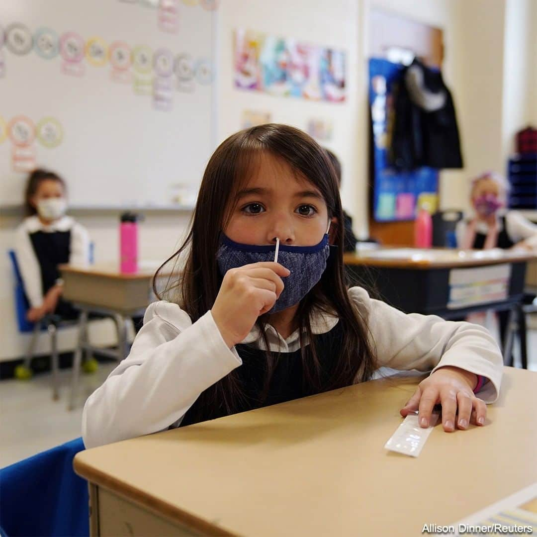 ABC Newsさんのインスタグラム写真 - (ABC NewsInstagram)「School children at South Boston Catholic Academy in Boston swab and test themselves for COVID-19. #covid19 #coronavirus #pandemic #testing #publichealth #schools」1月30日 4時00分 - abcnews