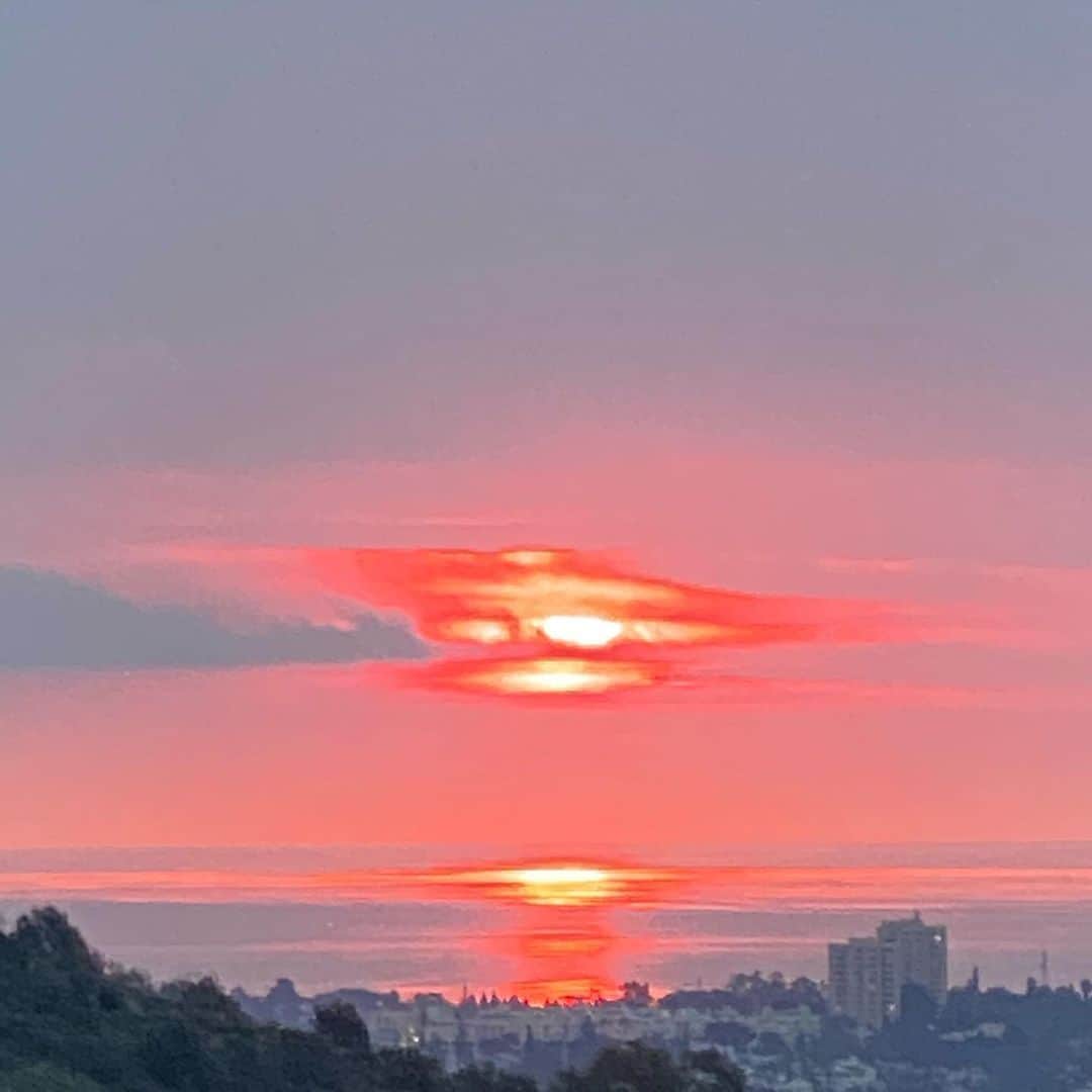 ナオミ・シマダのインスタグラム：「a small collection of sunrises + sunsets of days bygone, as a soft reminder to myself and anyone else who needs it, that the world keeps turning and this precarious moment in time will one day come to pass. I love how the expansiveness of the sky humbles us and reminds us how beautifully small and insignificant we actually are. I love that photos can never replicate the magnitude of the moon, sun, stars and sky. I love that it can only be taken in through our own eyes and our own bodies, that it’s a feeling that is unquantifiable yet so visceral. I love that all of us share the sky, the sun and the moon albeit in our own ways depending on our positionality + location in the world. I love that the sky reminds us that magic truly exists and is all around us. I love that the simple act of looking up at the sky, has the capacity to remind me that I am present, I am here and I am alive.   sunsets + sunrises in order:  1. South of Spain 2. Babies of Gillet Square, Dalston, London 3. Mame at Lake Retba, Senegal  4. Lembongan, Indonesia  5. Marseille, France 6. Hackney, London 7. Ipanema Beach, Rio de Janeiro 8. Puerto Escondido, Mexico 9. Bali, Indonesia  10. Brooklyn, NYC  🌅」