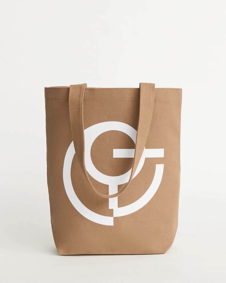 ウォントのインスタグラム：「RePair is our meaningful pursuit to promote positive change beyond WANT Les Essentiels—helping to create a better future together. For every RePair tote sold, we're proud to donate 100% of the profits to @1dropwater, which provides sustainable access to safe water, sanitation and hygiene to communities around the world.  Support now and learn more via the link in bio.  #wantlesessentiels #wantrepair #onedropfoundation」