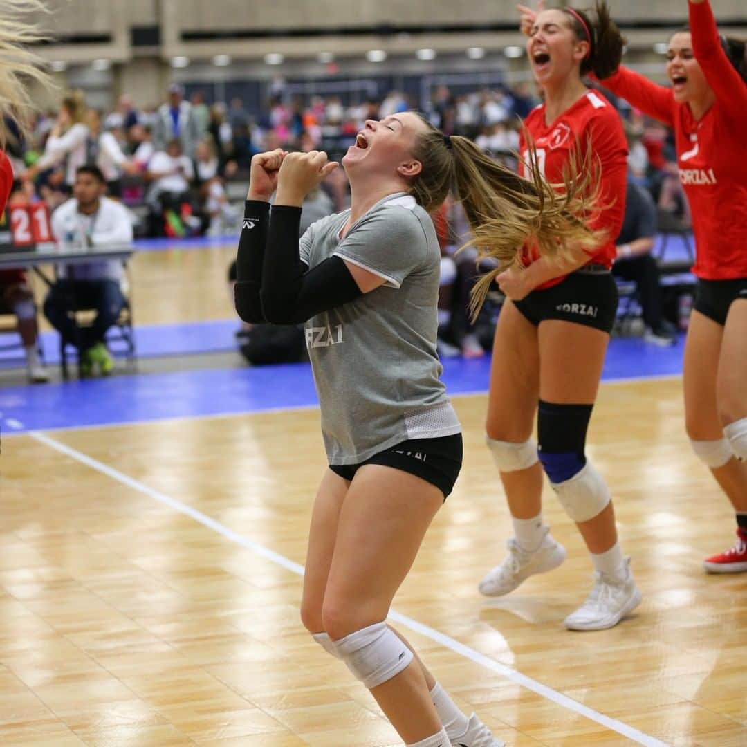 USA Volleyballさんのインスタグラム写真 - (USA VolleyballInstagram)「That tournament weekend feeling! 🙌  Good luck to everyone competing in the Ohio Valley Qualifier and the Northern Lights Qualifier! Let us know where you're playing volleyball this weekend!」1月30日 4時00分 - usavolleyball