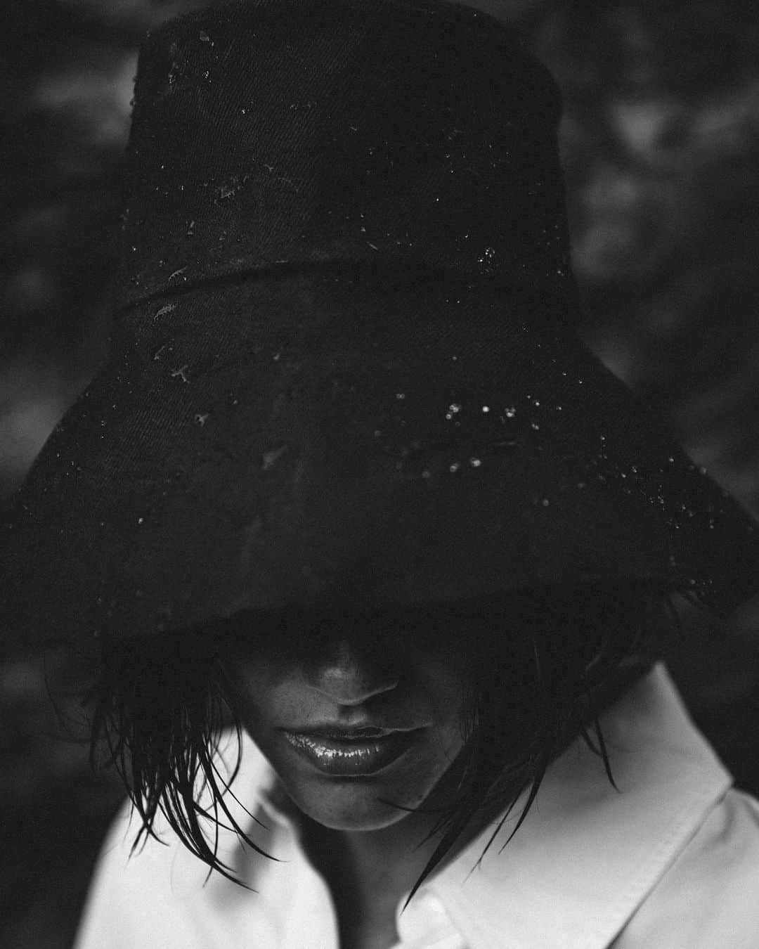 JanessaLeoneのインスタグラム：「WAXED COTTON ____ Shop our water resistant styles online + in-store.  #janessaleone」