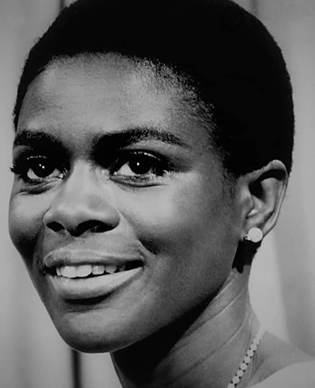 タイラ・バンクスさんのインスタグラム写真 - (タイラ・バンクスInstagram)「Cicely Tyson was an absolutely amazing, groundbreaking actress who broke down doors for her generation and our beautiful, black thespians of today. Many do not know this, but she broke down doors in the world of fashion as well because she got her start as a fashion model. Thank you for shining your light, beauty, talent and wisdom with all of us, Ms. Tyson. Rest In Peace, Power & Positivity.  #CicelyTyson 🙏🏾」1月30日 4時03分 - tyrabanks