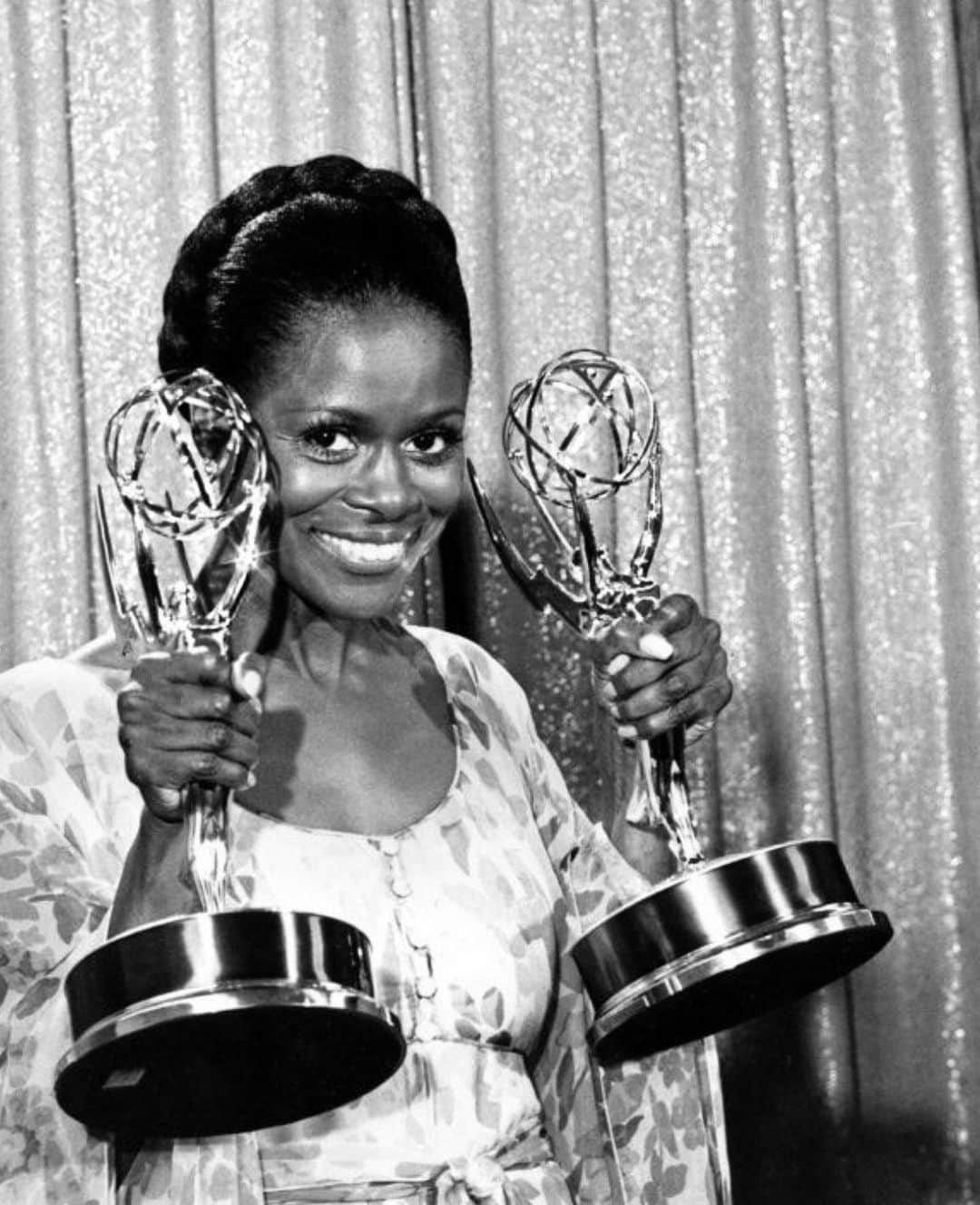 タイラ・バンクスさんのインスタグラム写真 - (タイラ・バンクスInstagram)「Cicely Tyson was an absolutely amazing, groundbreaking actress who broke down doors for her generation and our beautiful, black thespians of today. Many do not know this, but she broke down doors in the world of fashion as well because she got her start as a fashion model. Thank you for shining your light, beauty, talent and wisdom with all of us, Ms. Tyson. Rest In Peace, Power & Positivity.  #CicelyTyson 🙏🏾」1月30日 4時03分 - tyrabanks