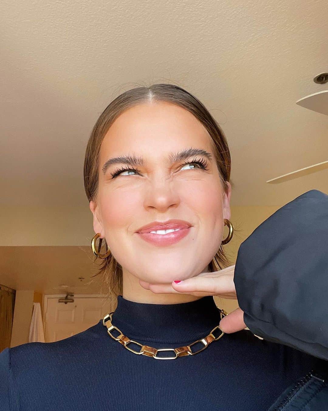 ストーミ・ヘンレイのインスタグラム：「Today is a good day☺️ I found this cuteee necklace on @pildoranow she’s shinyyyy✨」