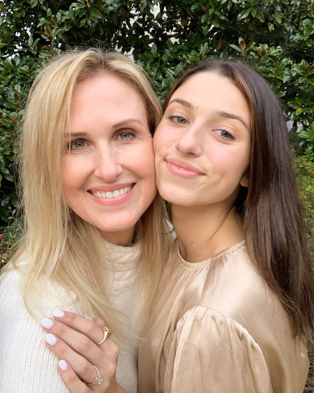 コリー・ロバートソンのインスタグラム：「I love this girl so much! I asked her the other day if she wanted to move back home until she gets married (she has her own place with a best friend roommate)...I tried to be super chill about it, like I was just offering it for her benefit, ha!   I miss waking her sleepy body up every morning when she was little, but I love every second of seeing the woman she is becoming! I’m so proud of how she’s adulting and I wouldn’t change that for anything!   Thankfully she still pops in a lot and we’re having a blast planning a wedding together 🤍🤗」