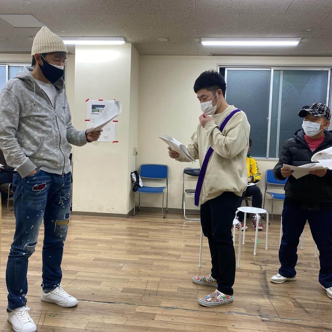 吉本新喜劇のインスタグラム：「1/30(土),31(日)祇園花月にて！ #吉田裕 リーダーによる新喜劇🐴🐴🐴 （トリックアートみたいな身長差ですね）  そして、本日19:30〜 #アキ 🟡JOYJOYエンタメ新喜劇🟡 もうすぐ始まりますよ〜！急げ〜！」