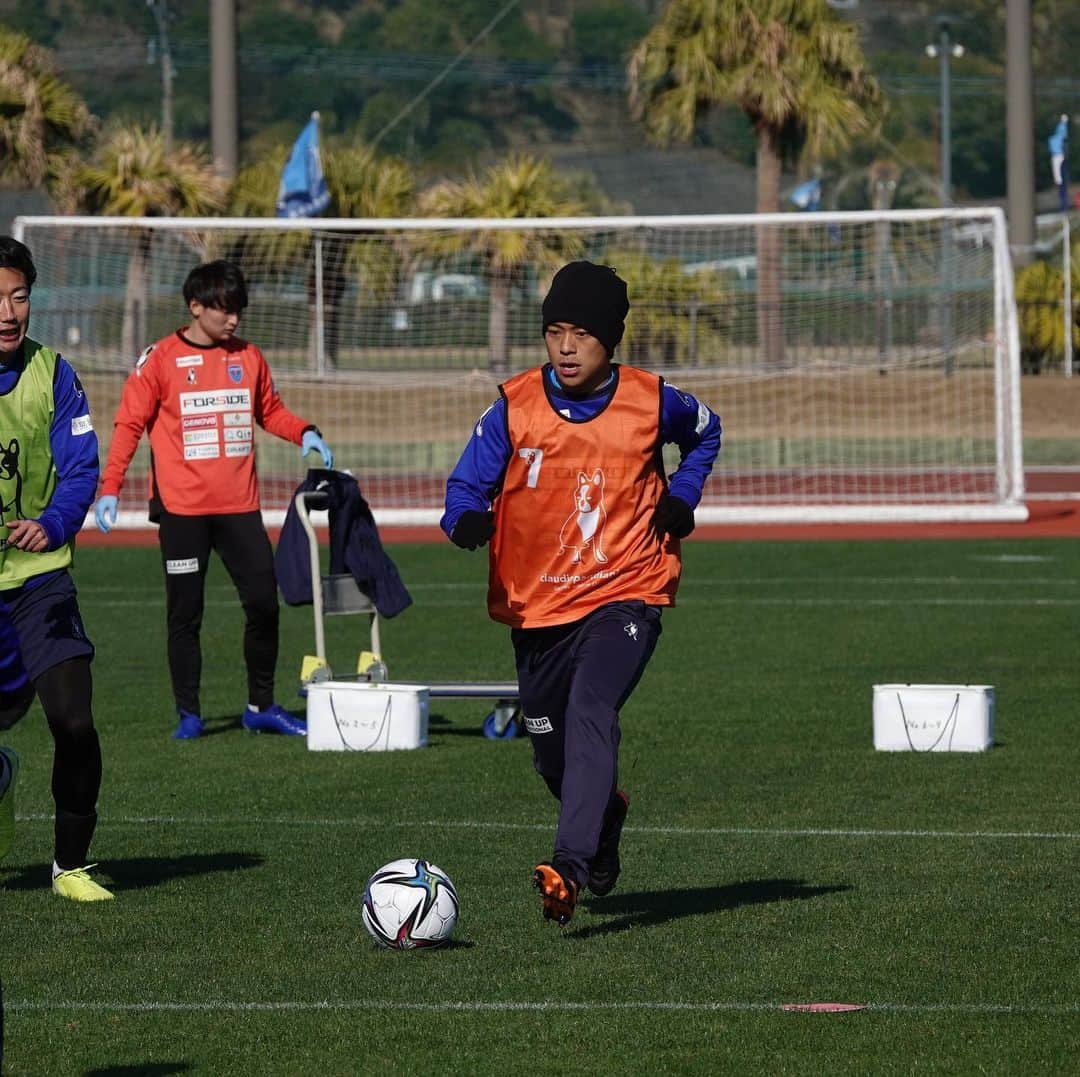 横浜FCさんのインスタグラム写真 - (横浜FCInstagram)「- 宮崎キャンプ2日目。 風がとても冷たい一日でしたが、厳しい練習の合間に見せる笑顔が良いですね✨ 引き続き頑張ります。 - #yokohamafc #横浜FC #RECORDTHEBLUE #JLEAGUE #Jリーグ」1月29日 19時11分 - yokohamafc_official