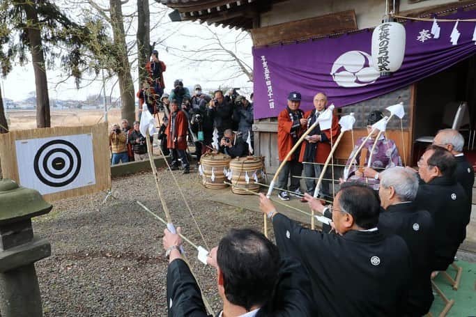 さいたまつりのインスタグラム：「【🏮埼玉の祭りハイライト🏮 〜「老袋の弓取式」〜】                                                             「老袋（おいぶくろ）の弓取式」は、川越市の老袋地区にある氷川神社境内で執り行われる神事🏹 　 手製の弓で的を射て、その年の天候を占います。 その後、射終わった矢を持ち帰ると、子どもが丈夫に育つと言われています✨ 　　 === 　 1枚目、2枚目の写真は、矢を射る様子。的の白い部分に多く当たればその年は晴れ、黒い部分に多く当たれば雨が多いとされています！ 　 3枚目は射終えた矢と的。見物していた人たちが、御利益にあずかろうと、この矢や的を持ち帰ります。 　 4枚目は境内で振舞われる甘酒と豆腐田楽。これを食べると、一年間健康に過ごせると言われています。 　 === 　 埼玉県無形民俗文化財にも指定された「老袋の弓取式」に、ぜひ足を運んで見てください！ 　 ＊＊＊ 2020年度の「老袋の弓取式」は、新型コロナウイルス感染拡大防止のため中止となります。 公式サイト　https://www.city.kawagoe.saitama.jp/kurashi/bunkakyoyo/bunkazai/shiteibunkazai/kenshiteibunkazai/yumitorishiki.html さいたまつりページ　https://www.saitamatsuri.jp/matsuri/yumitorishiki/ #老袋の弓取式 #さいたまつり #埼玉 #saitama #saitamatsuri #japan #祭 #matsuri #festival」