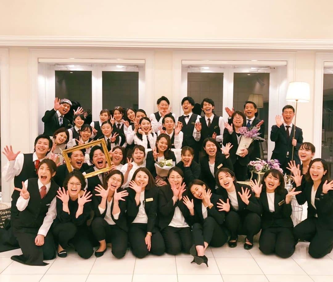 マリコレ ウェディングリゾートのインスタグラム：「. 𓍯マリコレウェディングリゾートの結婚式 . . . . スタッフ力が命！ . . 結婚式を創るのは誰ですか？ 一生に一度の結婚式を任せられますか？ スタッフの人間力 お客様を想う気持ち 良い結婚式を創りたいという想い 温かい感動的な結婚式を創る上で 大切になってきます🕊 . . マリコレではスタッフ同士でも 色んなお祝いをかかしません🎂 サプライズ力や提案力 お客様への愛に 絶対的な自信があります . . いつでも皆様にお会い出来る事を 楽しみにしております☺️ ぜひ一度足を運んでみてください♪ . ※最近の写真ではありませんので 　ご安心ください(^^) . . . . . コロナ禍での結婚式も お客様の安心安全を守りながら 少人数での結婚式の お手伝いも行っております . 結婚式を挙げたいけれども まだまだ大人数は不安 結婚式を挙げるけれども 家族だけの挙式と会食を検討 . マリコレウェディングリゾートの広い会場は 感染対策もしっかり行える解放空間となっております . . . ┈ ┈ ┈1月のbridal fair ┈ ┈ ┈ .  1月30日（土）ハーフコース無料試食付き ⇨9時〜△ 10時〜△ 11時〜○ 15時〜△ 16時〜◯  1月31日（日）ハーフコース無料試食付き ⇨9時〜△ 10時〜△ 11時〜○ 15時〜△ 16時〜◯  ご予約は... 𓍲 インスタグラムDM 𓍲 マリコレウェディングリゾートHP 𓍲 お電話:093-681-3333 承っております 是非、ご予約くださいませ  ┈ ┈ ┈ ┈ ┈ ┈ ┈ ┈ ┈ ┈ ┈ ┈  【お客様へ】 新型コロナウィルス感染予防として お客様に安心してご来館いただけるように ご来館時に検温・マスクの着用 アルコール消毒をお願いしております 何卒ご理解とご協力のほど宜しくお願い致します 尚、感染対策の詳細はHPにて記載しておりますのでご覧くださいませ  皆様にお会い出来ること マリコレウェディングリゾートスタッフ一同 楽しみにしております」