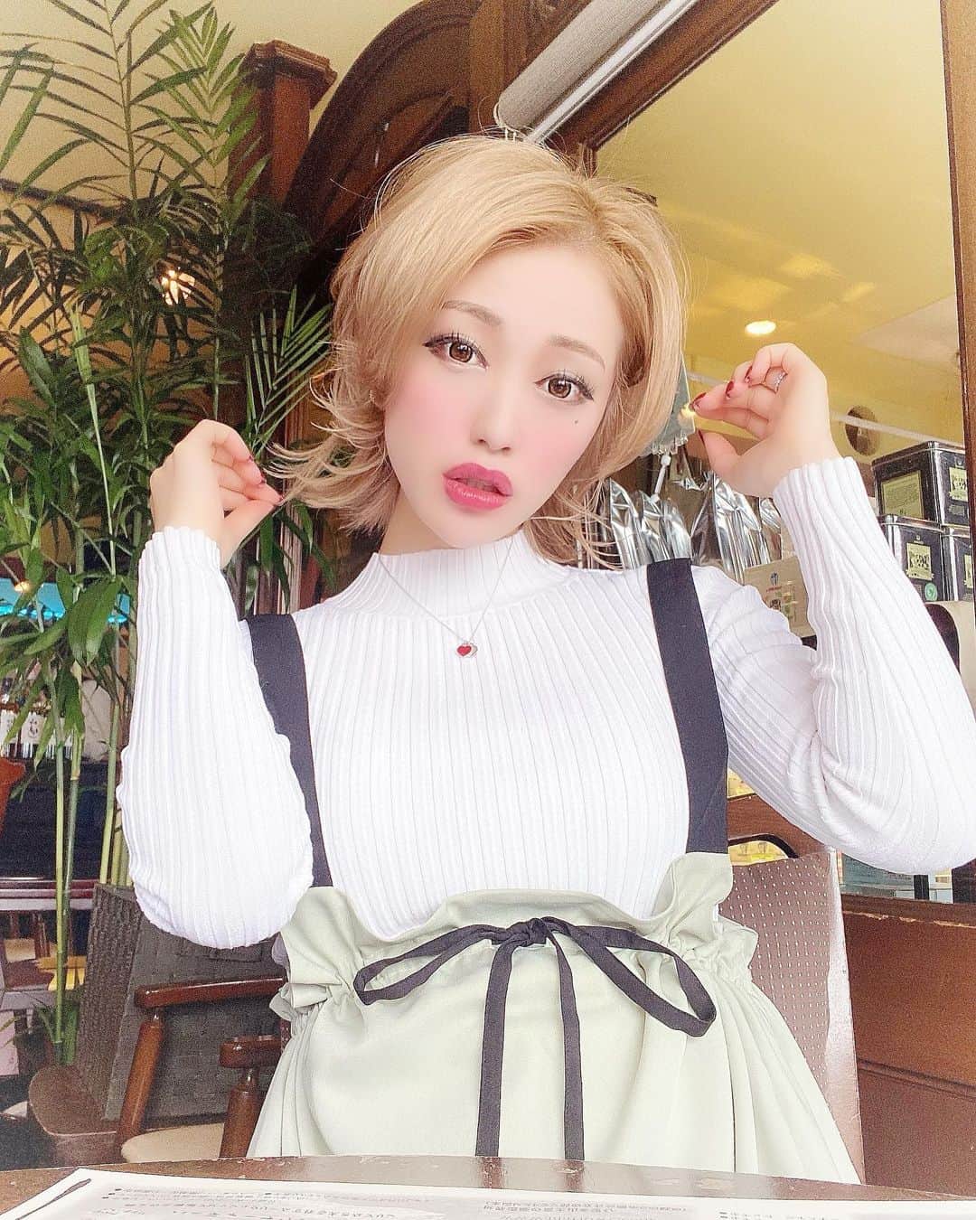 のインスタグラム：「. 金髪ボブ慣れてきた🥰💋 シャンプーは アンククロス　@ankhcross_official の専売シャンプーにムラシャンを少し混ぜてます(^^)  トリートメントと流さないオイルもアンククロスのです🥰💕💕  #ankhcross #shampoo #blond #blondbob #bob #金髪ショート　#金髪ボブ #maternityphoto #maternityfashion #maternitylife #maternityfashion #マタニティ　#マタニティコーデ #マタニティライフ #マタニティファッション #妊婦　#妊娠　#妊娠中 #妊娠中期 #妊娠6ヶ月　#妊婦コーデ　#妊婦生活 #haircolor #hairstyles #haircut #レイヤーボブ　#アンククロス　#アンク　#ヘアカラー　#ヘアスタイル　#ショートヘア」