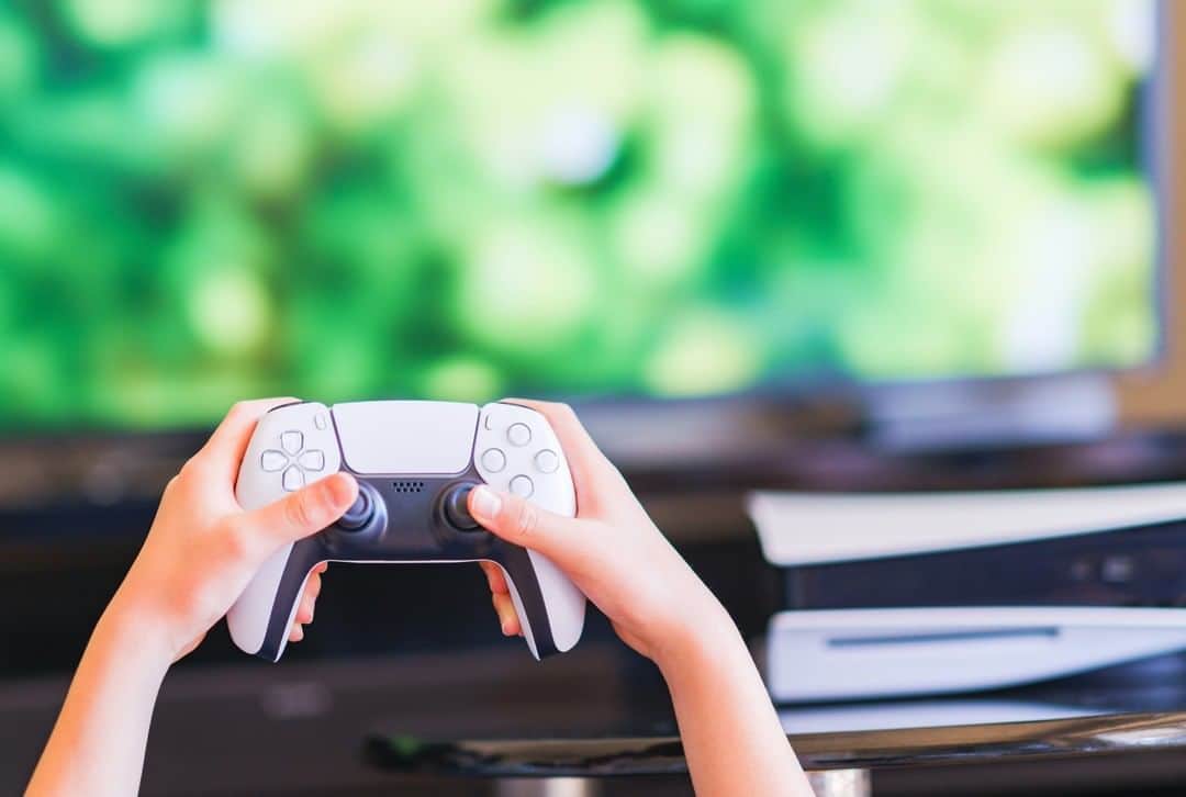 のインスタグラム：「社員の活用方法シリーズその③ 【ゲームの時にも大活躍！こぼれにくいけど飲みやすいfill&go Active】  おうち時間が増えて、ゲームを楽しむ時間も増えた、そんな人もいるのではないでしょうか？そんなゲーム中にもボトル型浄水器fill&go Activeが使いやすいんです！ ゲーム中はコントローラーからなかなか手が離せず、画面から目も離せないのでコップで飲もうとするとこぼしがちです。ペットボトルも、ふたを開けたままだとこぼしやすいし、ふたをしているとパッと飲めません。ですがボトル型浄水器fill&go Activeならスクイーズして飲めるのでこぼす心配もなく、飲みたい時にパッと飲めるので便利です。 白熱したゲーム中にも便利なボトル型浄水器fill&go Active活用法でした＾＾」