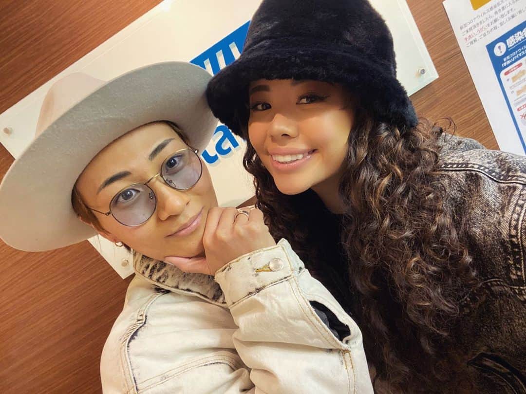 REGSTYLEのインスタグラム：「🦷🐮 ザ・ホワイトデンタルクリニックで治療をしてきました🤍 歯医者さんが久々すぎでどこに行けばいいかわからず取れた銀歯を半年放置してしまいました😇💭(そういうとこだぞ) Lilikaが通ってる医院の永山先生が優しくて面白くてめっちゃいい先生と聞いて早速🏃🏼‍♀️ 歯医者さんは子どもの頃から得意ではなくて(あのキュウィーーーーーンって音がね😭)不安な気持ちもあったけど、先生とお話ししてリラックスできたし、丁寧な施術でまったく痛みもなく安心した♥️  歯磨き大好きやから、毎日ケアしてるつもりでも行き届いてないところもあったり良かれと思ってやってたことがよくなかったり😨改めて歯を大事にしようと思った🙏🏽💕  治療が落ち着いたらホワイトニングしたいなっ🦷✨」