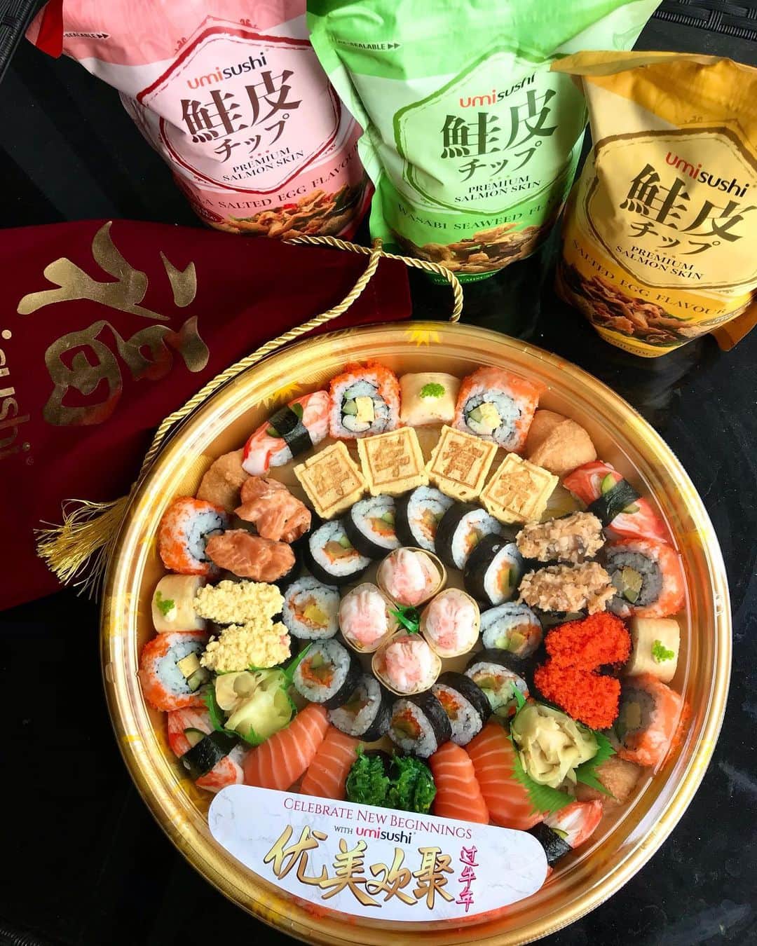 Li Tian の雑貨屋さんのインスタグラム写真 - (Li Tian の雑貨屋Instagram)「Can’t say no to something different for CNY when there’s this Majestic Sushi Platter ($68.88) features 54pcs of assorted sushi ranging from the classic California maki to the spicy Norwegian Salmon gunkan 🍣 🍣 🍣   The Umi Prosperity Bag ($28.80) comes with three packets of premium salmon skin ships in Salted Egg, Mala and Wasabi Seaweed flavor   Get 10% discount off all ala carte items simply with “10CNY21” when u check out your shopping cart😉  *Festive Terms and Conditions - All usual delivery terms and conditions apply. - Valid for Ala Carte items only -Festive prices apply from 11 – 14 Feb 2021 -  Minimum order of $60 and delivery fee of $15 apply from 11 – 14 Feb 2021 - Minimum order of $30 and usual delivery fees apply at all other times - Strictly no changes on the confirmed orders on the day of delivery or self-collection - All festive items are packed and delivered in disposable wares - All dishes/items and terms & conditions are subjected to change without prior notice -  All festive bundles and promotions cannot be used in conjunction with other discounts and corporate privileges  #singapore #yummy #love #sgfood #foodporn #igsg #グルメ #instafood #gourmet #beautifulcuisines #onthetable #sgeatout #sgeats #f52grams #feedfeed  #foodsg #savefnbsg #sgblog #yusheng #sgdelivery #sgpromo #cny #feast #cnypromo #japanese #sgdeals」1月29日 19時19分 - dairyandcream