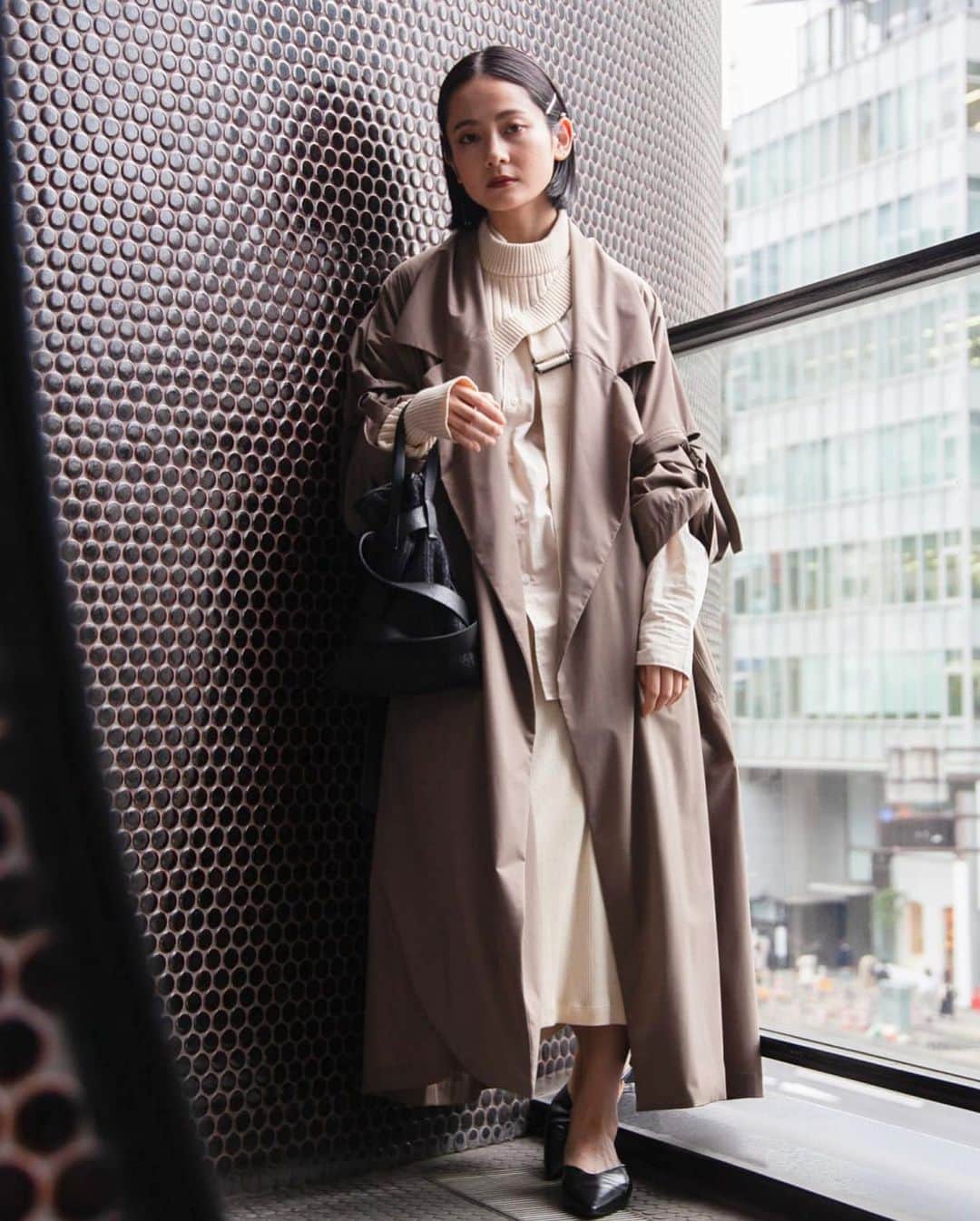 小川琴美のインスタグラム：「私服🍂　@fashionsnapcom   coat @mybeautifullandlet  knit @hyke_official  skirt @ihnn_official  shirt @uniqlo  bag @postelegant  shoes @jilsander  bangle @apc_paris」
