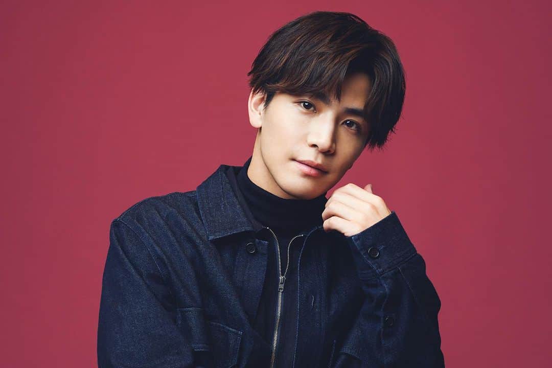 のインスタグラム：「会う度にいい顔になってく。  #岩田剛典  #takanoriiwata  #ポートレート  #portrait  #portraitphotography  #網中健太  #kentaaminaka  #kentaaminaka_photo」
